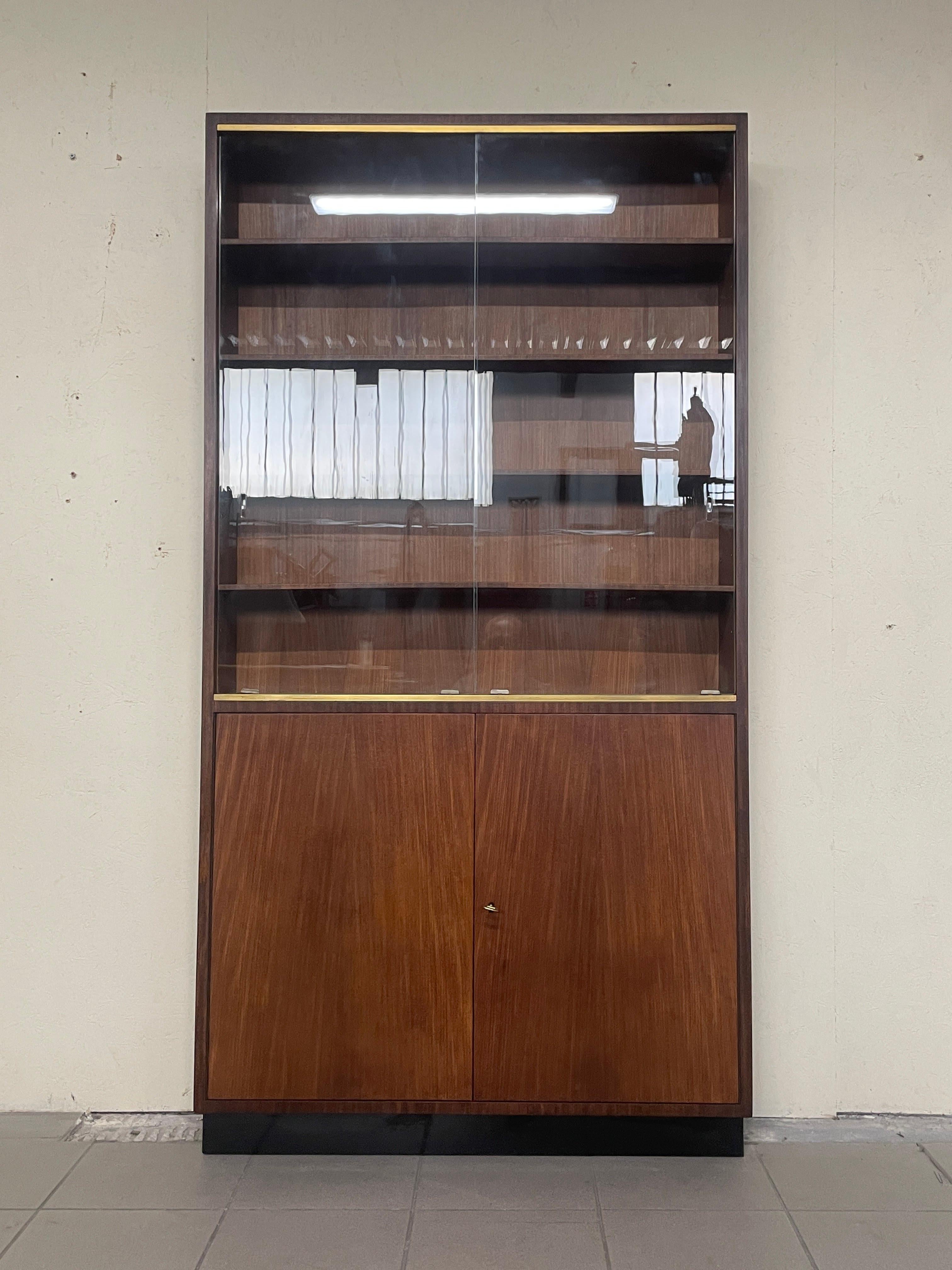1960s bookcase display cabinet In Good Condition For Sale In SAN PIETRO MOSEZZO, NO