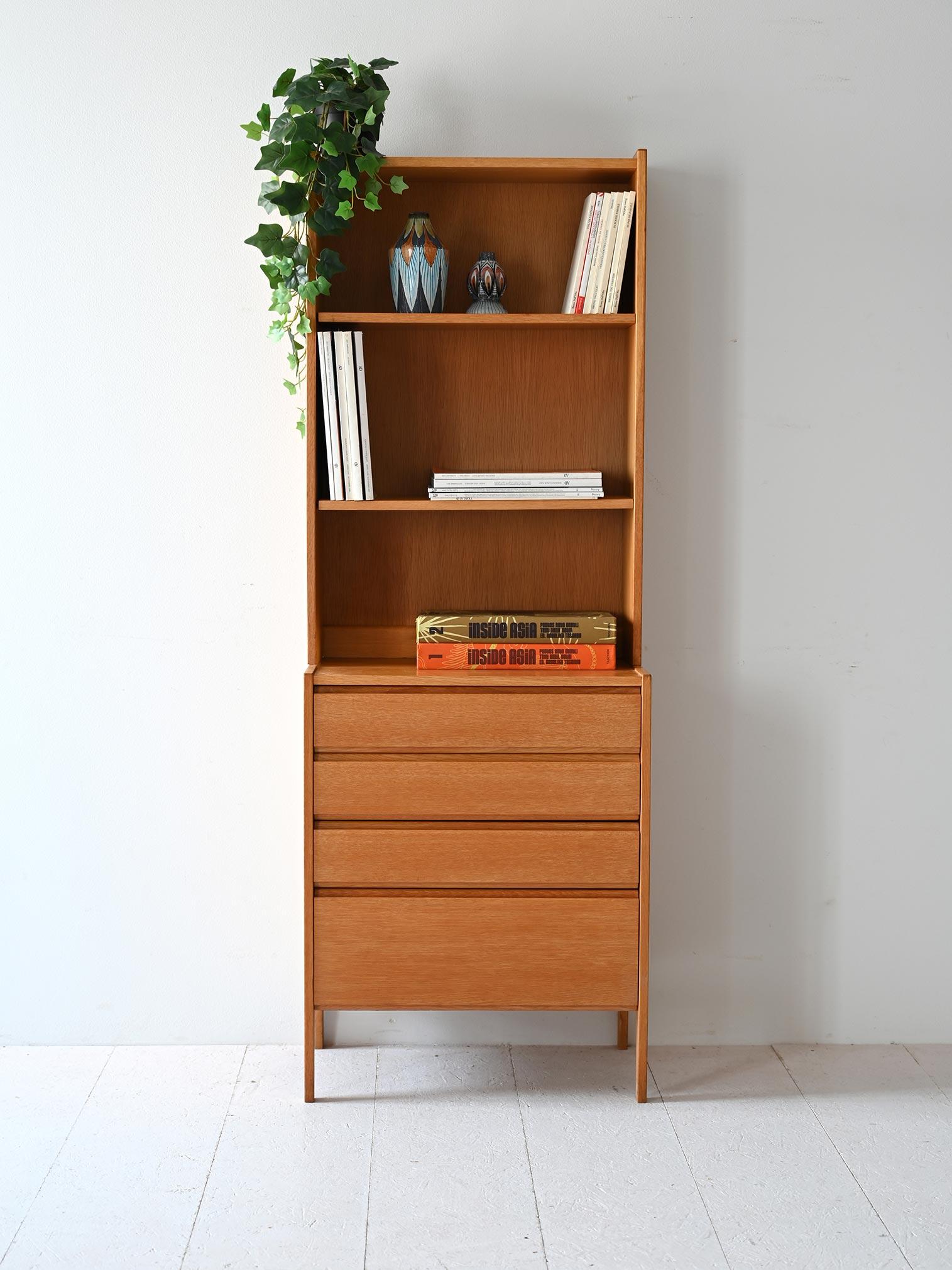 Eichenschrank aus den 1960er Jahren mit drei unteren Schubladen und zwei offenen oberen Regalen, ideal zur Aufbewahrung von Büchern. 

Der Schrank ruht auf schlanken Beinen, die der Struktur Leichtigkeit verleihen und das typisch nordische,