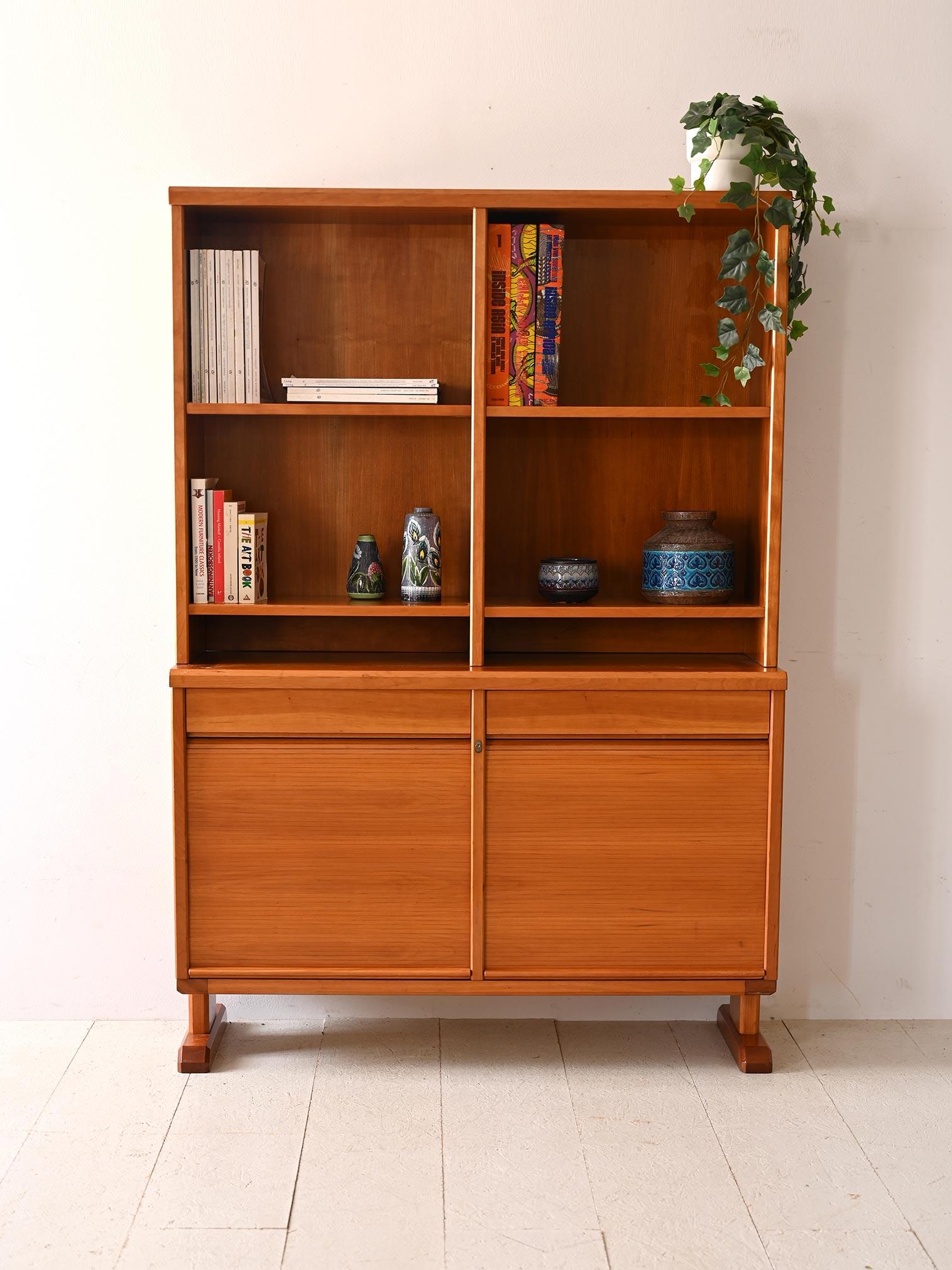 L'armoire originale en chêne est un meuble qui incarne l'élégance et la fonctionnalité d'une époque révolue.                                    Sa partie inférieure est fermée par deux portes à volets symétriques, soigneusement travaillées en bois