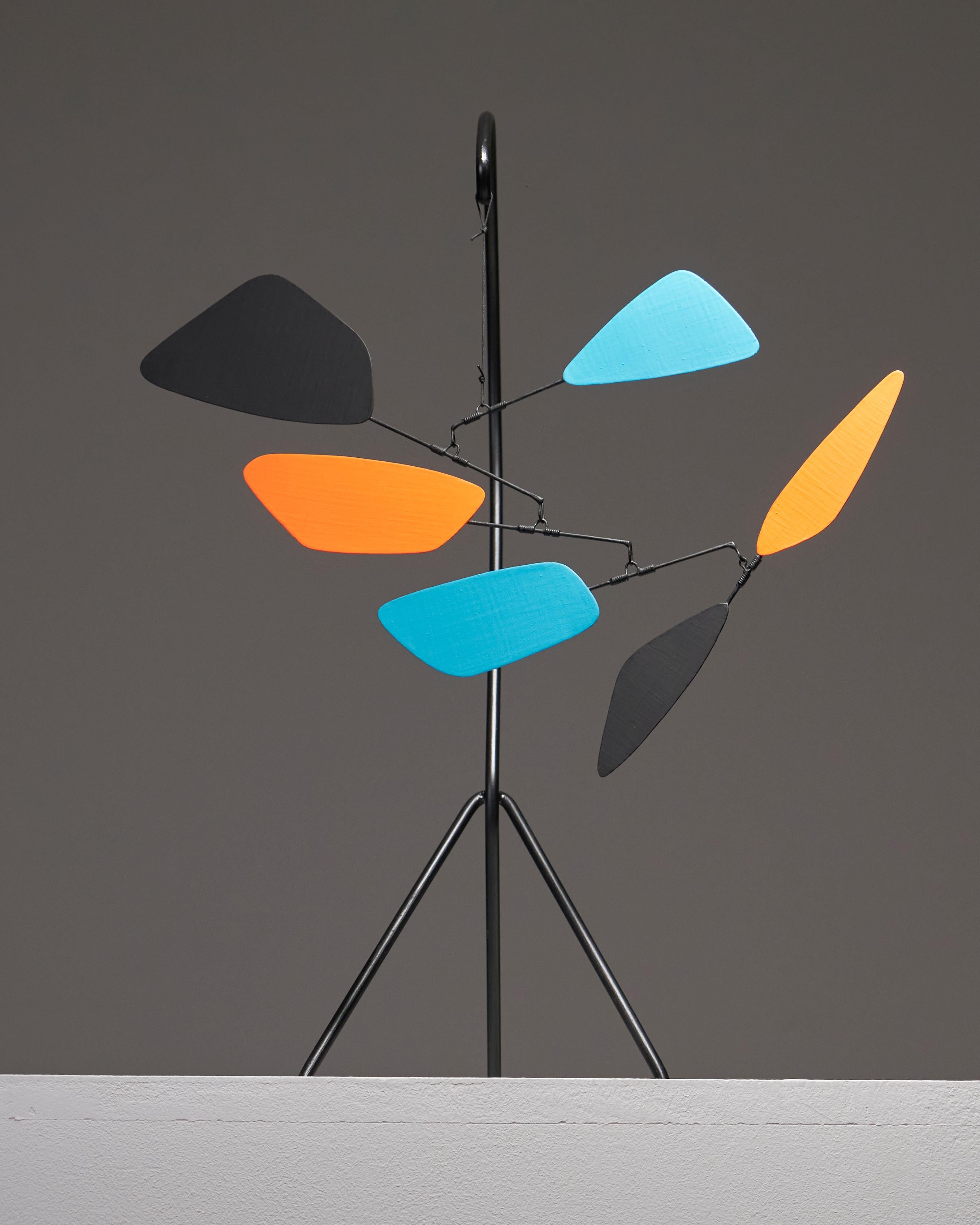 Ein Mobil oder eine Skulptur aus Metallelementen, die wie Kieselsteine geformt und in den Farben Schwarz, Blau und Orange lackiert sind. Inspiriert durch das Werk von Alexander Calder. In perfektem Zustand.