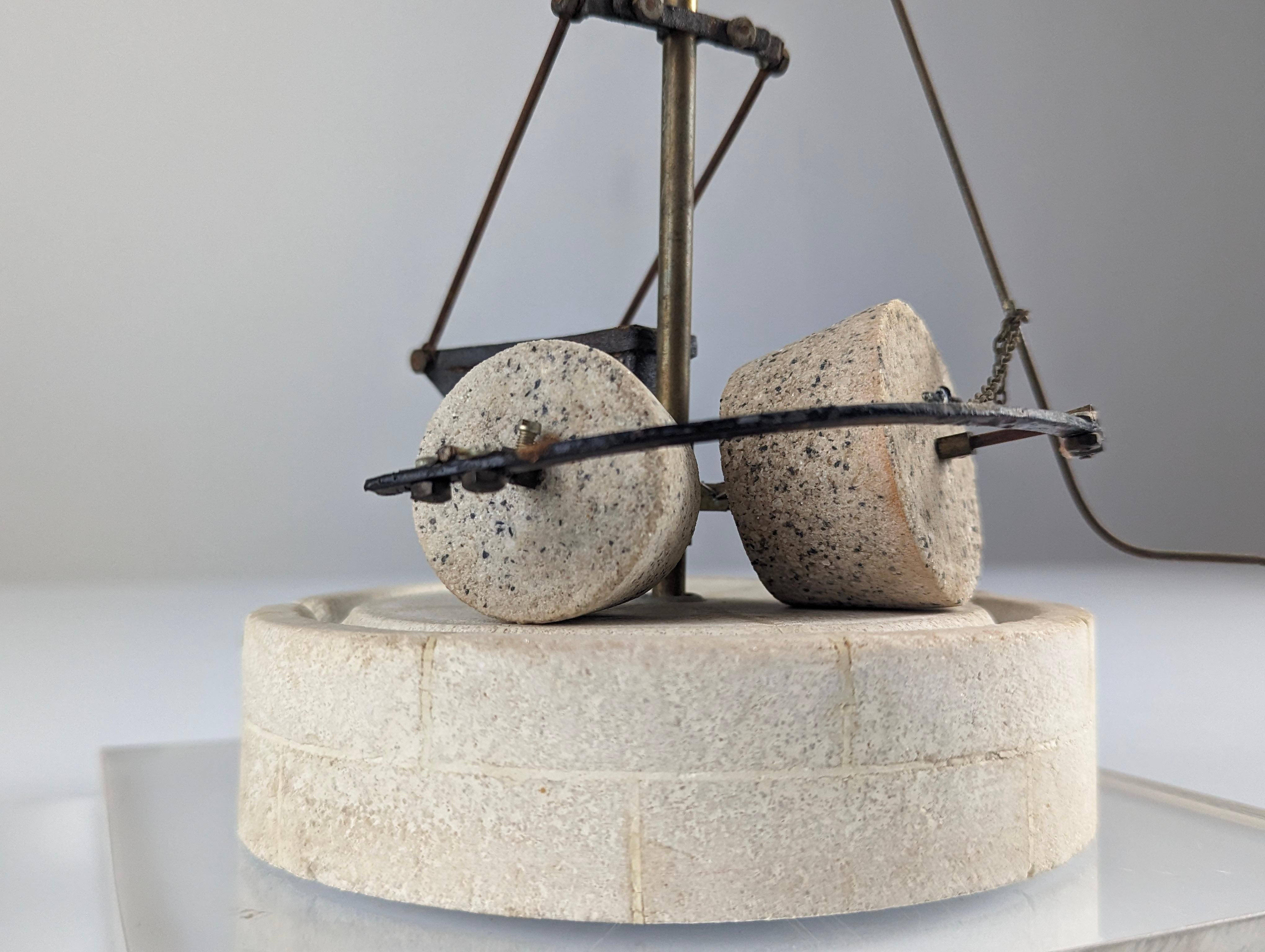 Maßstabsgetreues Modell einer alten steinernen Ölmühle, hergestellt aus Naturstein und Metall auf einem Methacrylatsockel. Das Stück ist voll funktionsfähig und drehbar. Vollständig datiert auf dem inneren Sockel.