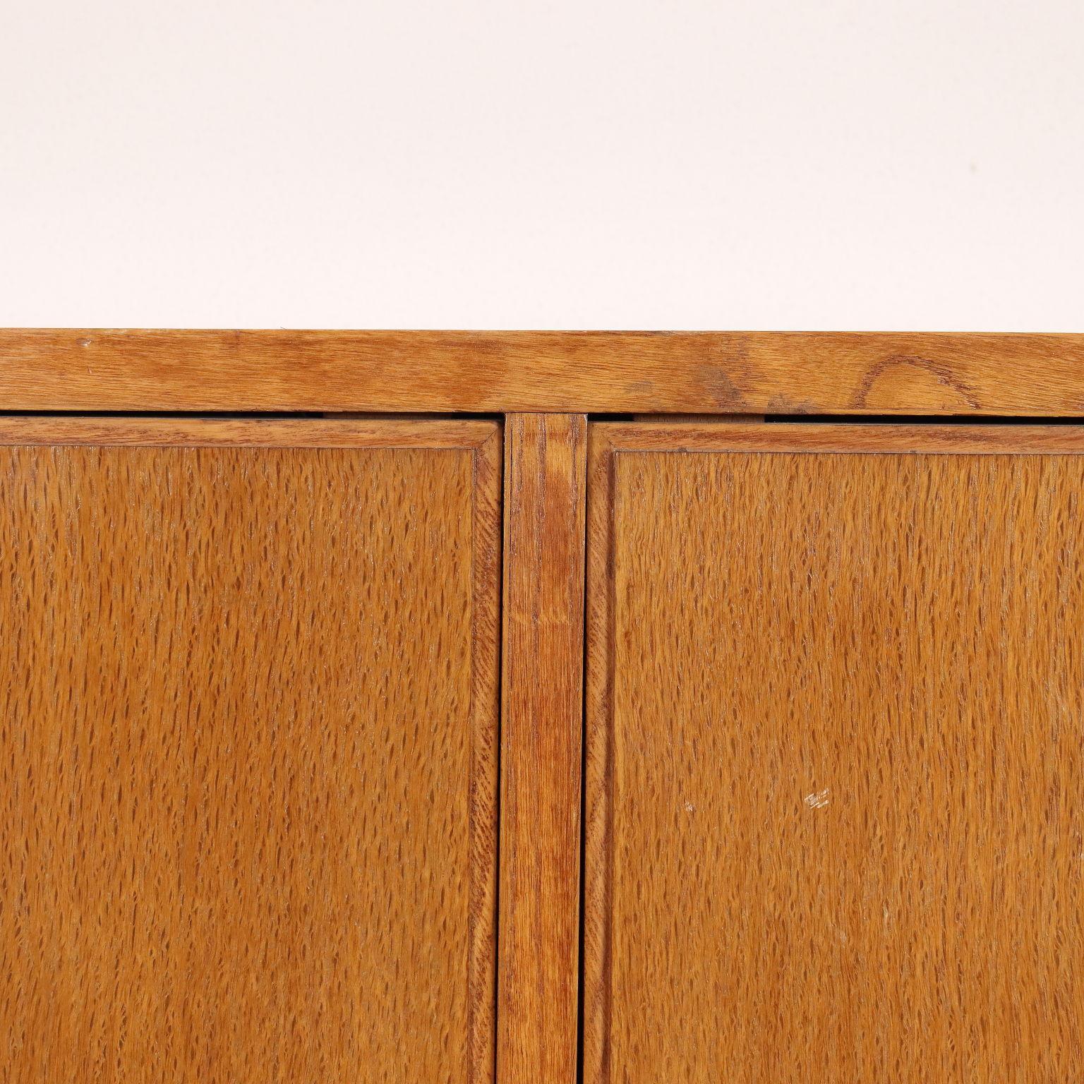 1950s wall cabinet, oak veneer, light brown In Good Condition For Sale In Milano, IT
