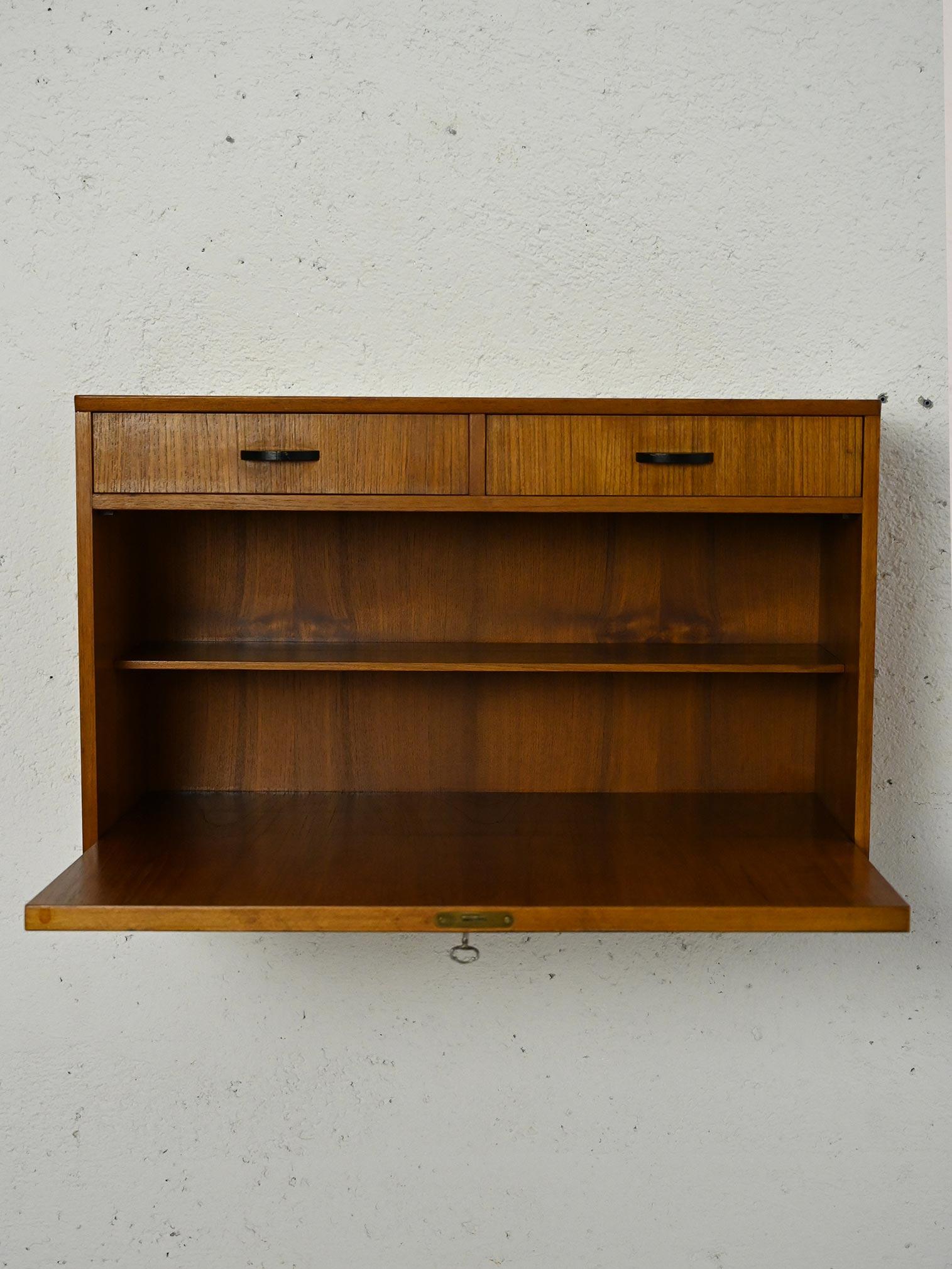 Scandinavian-made vintage wall cabinet In Good Condition For Sale In Brescia, IT