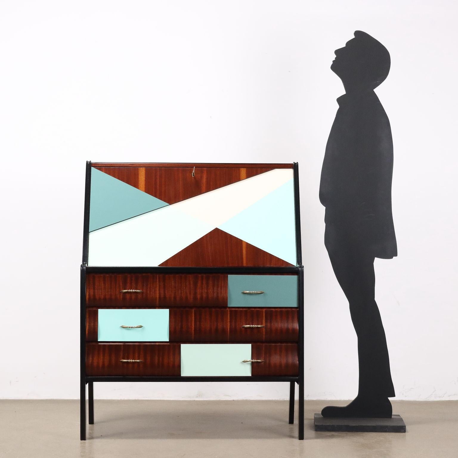 Mobile Anni 50-60 'Prisma Collection' di manifattura italiana, caratterizzato da un gioco di inserti in formica su differenti spessori. Elegante e ricco vano scrittoio in frassino con vani a giorno e cassettini porta oggetti. Maniglie in ottone.