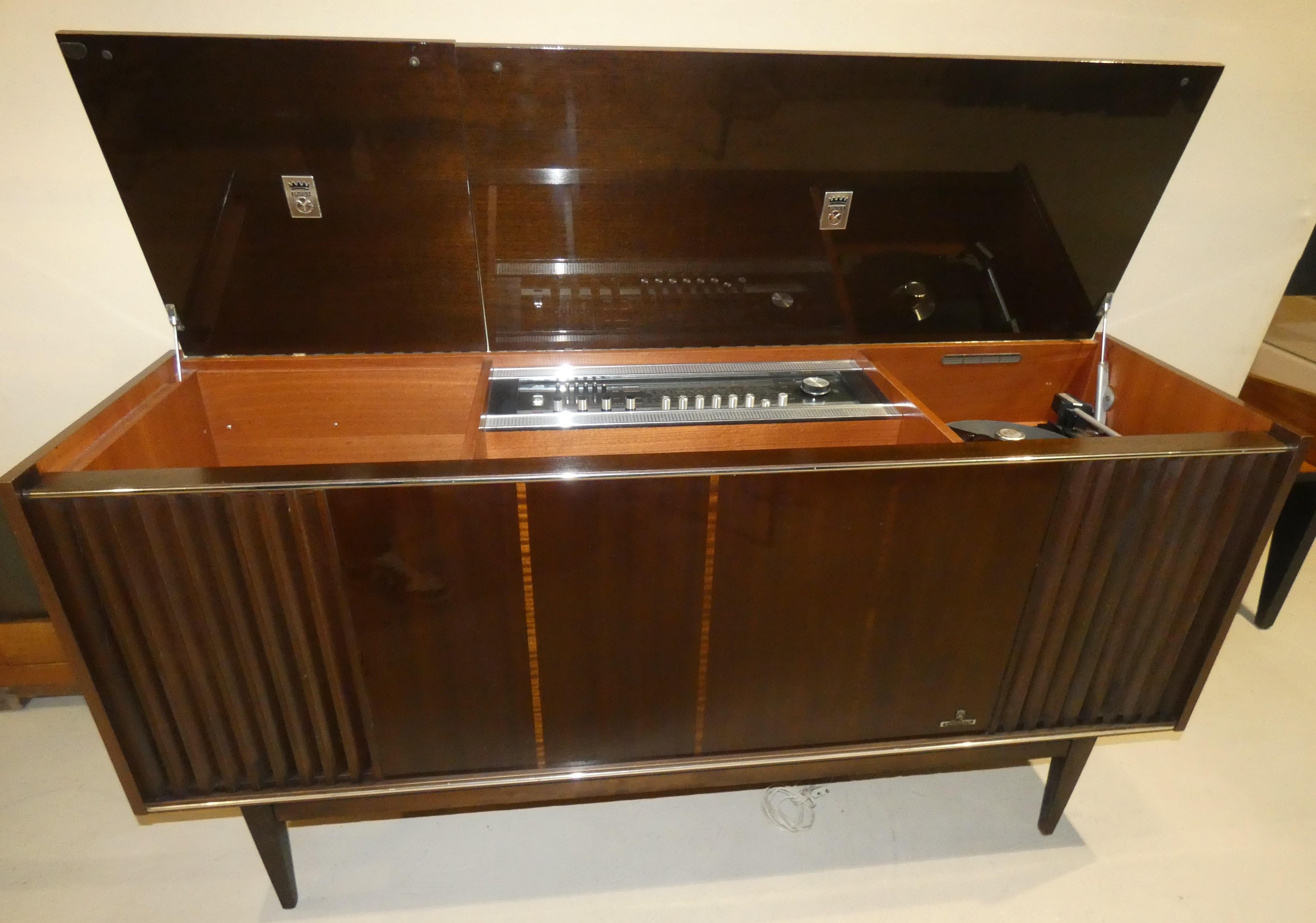 Model: Rossini 2 Alltransistor - Grundig Radio-Vertrieb, RVF
Producer/Brand: Grundig (Radio-Vertrieb, RVF, Radiowerke)

Country: Germany
Year: 1968/1969

Scandinavian design for this stereo cabinet manufactured by Grungig in Germany in 1968.
The
