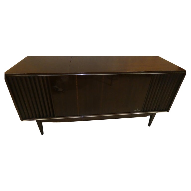 Radio móvil y tocadiscos, Grundig, Alemania 1968 en venta en