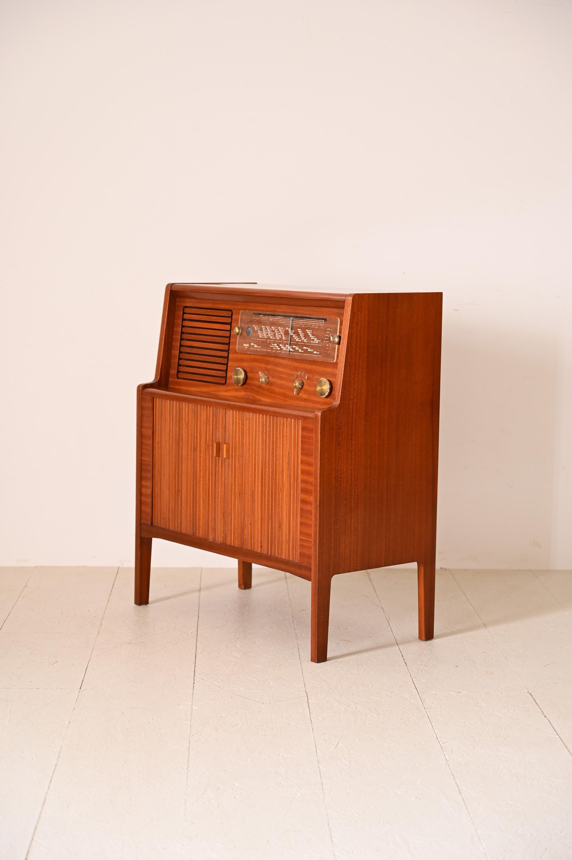 Mobile originale vintage scandinavo con radio integrata. 

Le dimensioni contenute lo rendono ideale anche per arredare con stile e funzionalità piccoli spagni dal carattere retrò. 
Buone condizioni. Potrebbe presentare dei segni del tempo. Per
