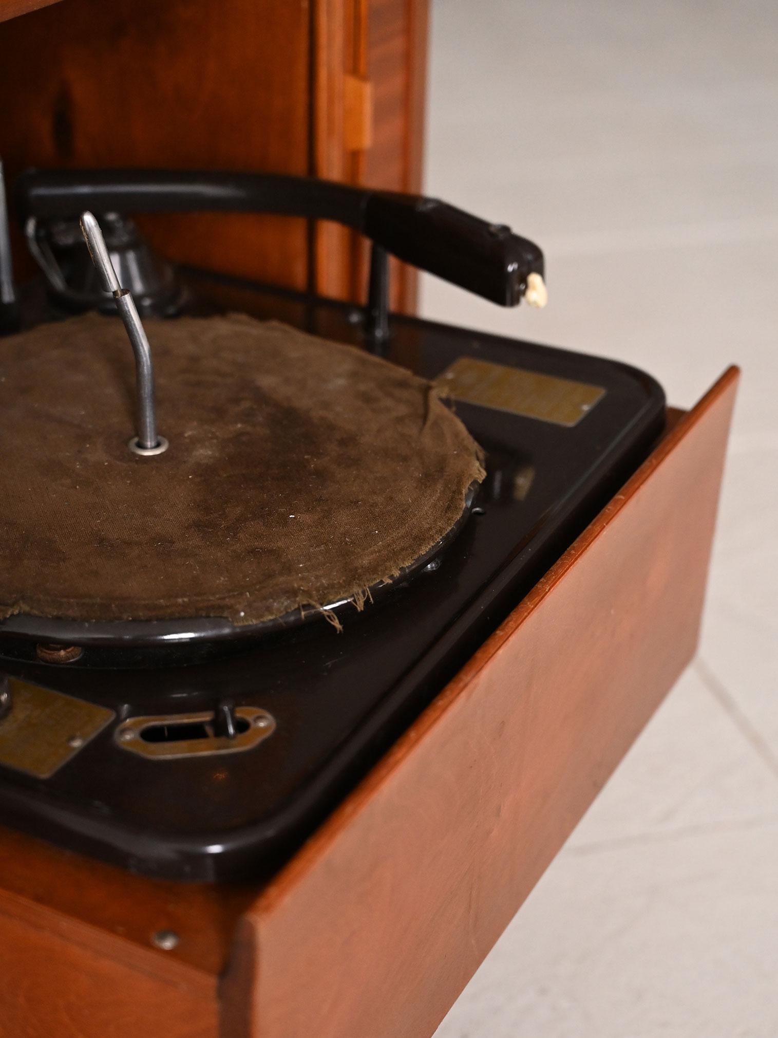 Mahogany Mobile radio in mogano