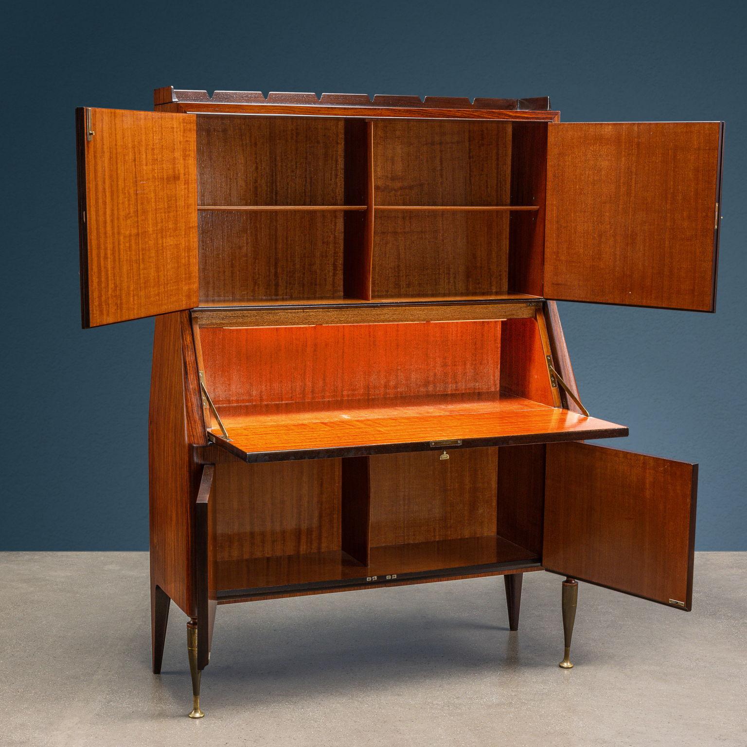 Un Mobile Ribalta di manifattura italiana anni '50 con un'importante impiallacciatura in legno esotico e preziosi intarsi in Citronnier e filettatura in ottone. Restaurato. 