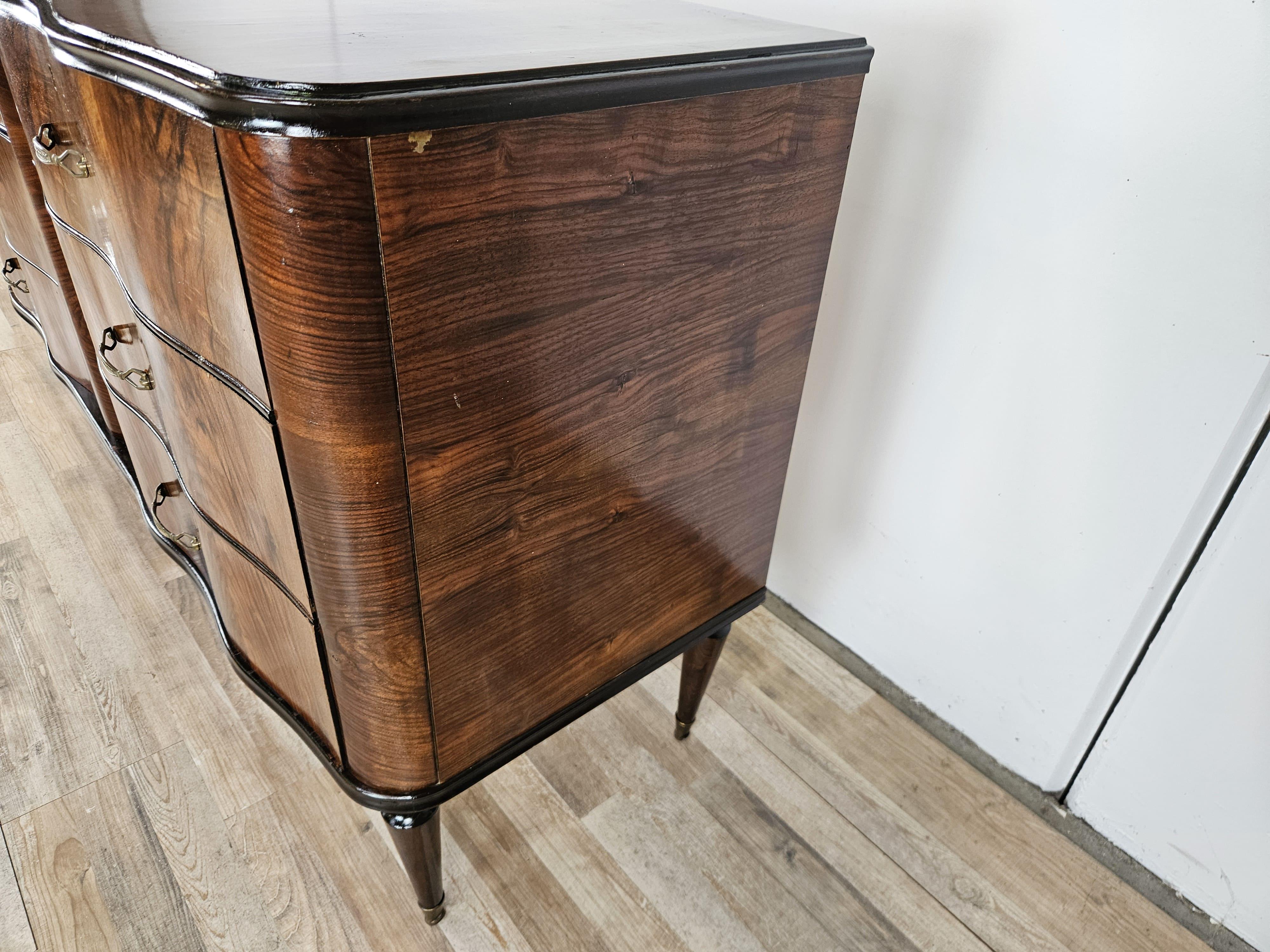 Art Déco Mobile sei cassetti in radica di noce degli anni '50 in vendita