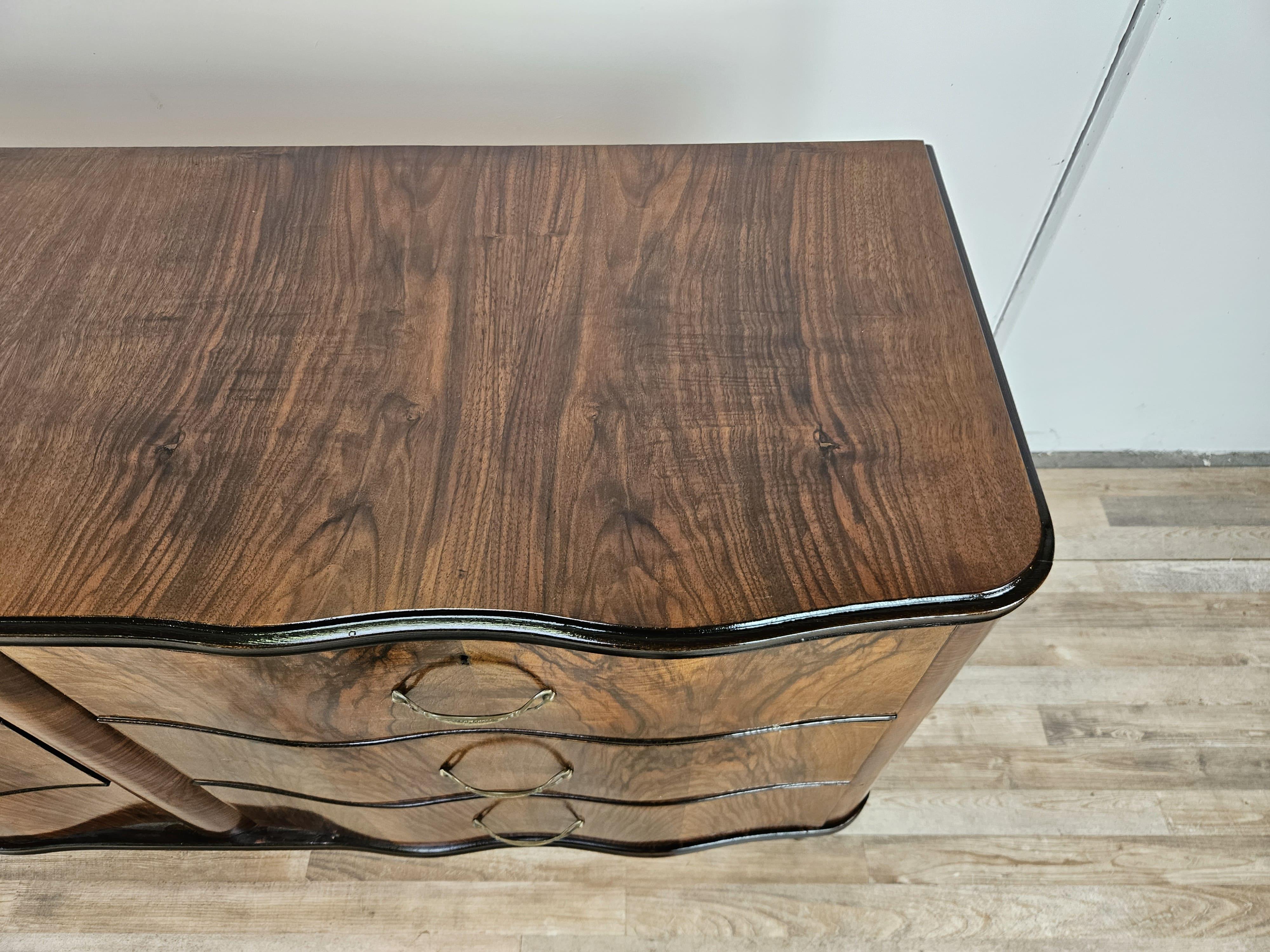 Ottone Mobile sei cassetti in radica di noce degli anni '50 in vendita