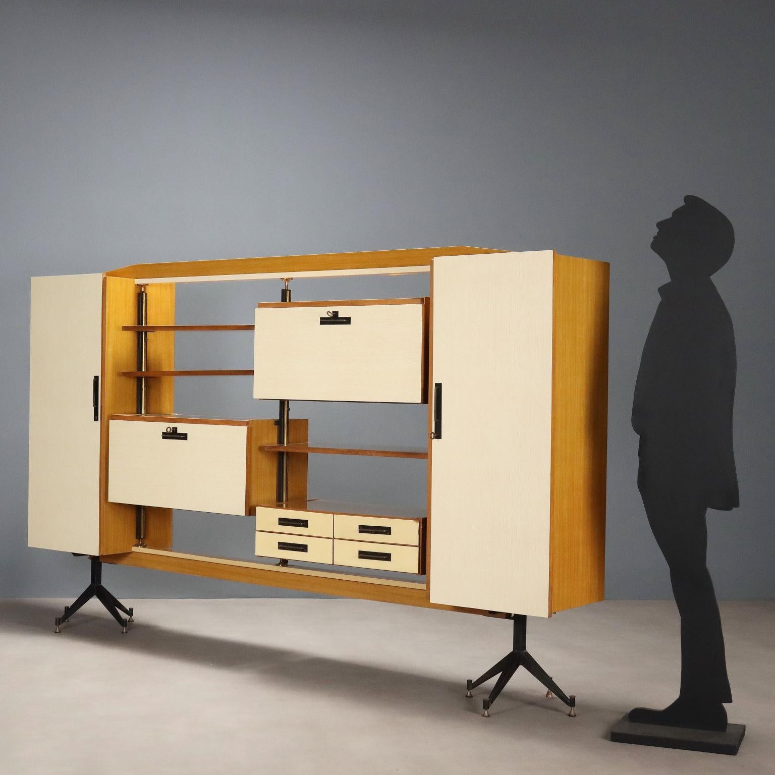 Vintage-Möbel aus italienischer Produktion mit Flügeltüren, Schubladen, Klappen und offenen Regalen mit Formica-Fronten; Seiten mit Buchenholzfurnier, schwarz emaillierte Metallbeine mit Messingspitzen