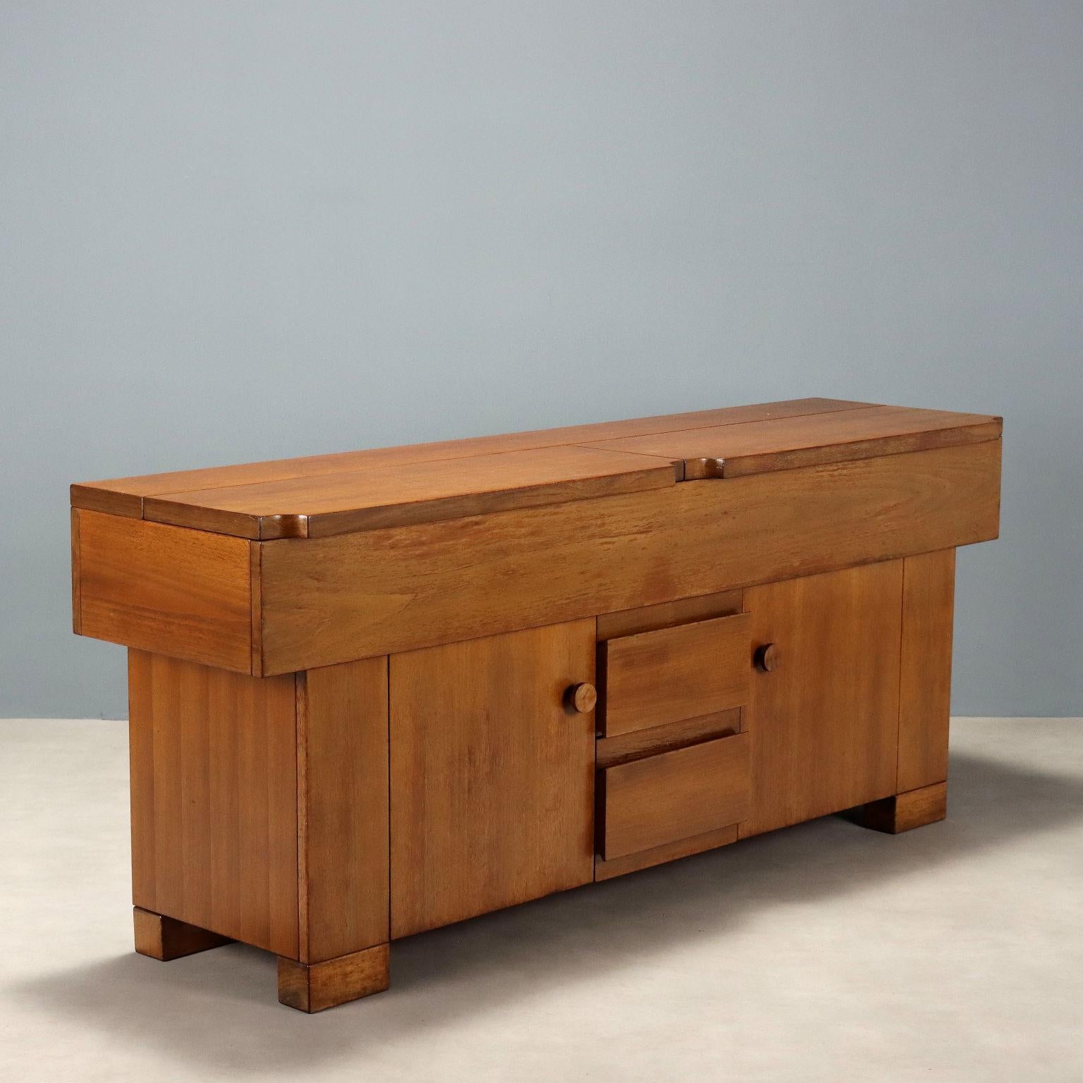 Anrichte mit Flügeltüren und sichtbaren Schubladen, entworfen von Michelucci im Jahr 1964; nussbaumfurniertes Holz. Guter Zustand, poliert  mit Gebrauchsspuren.