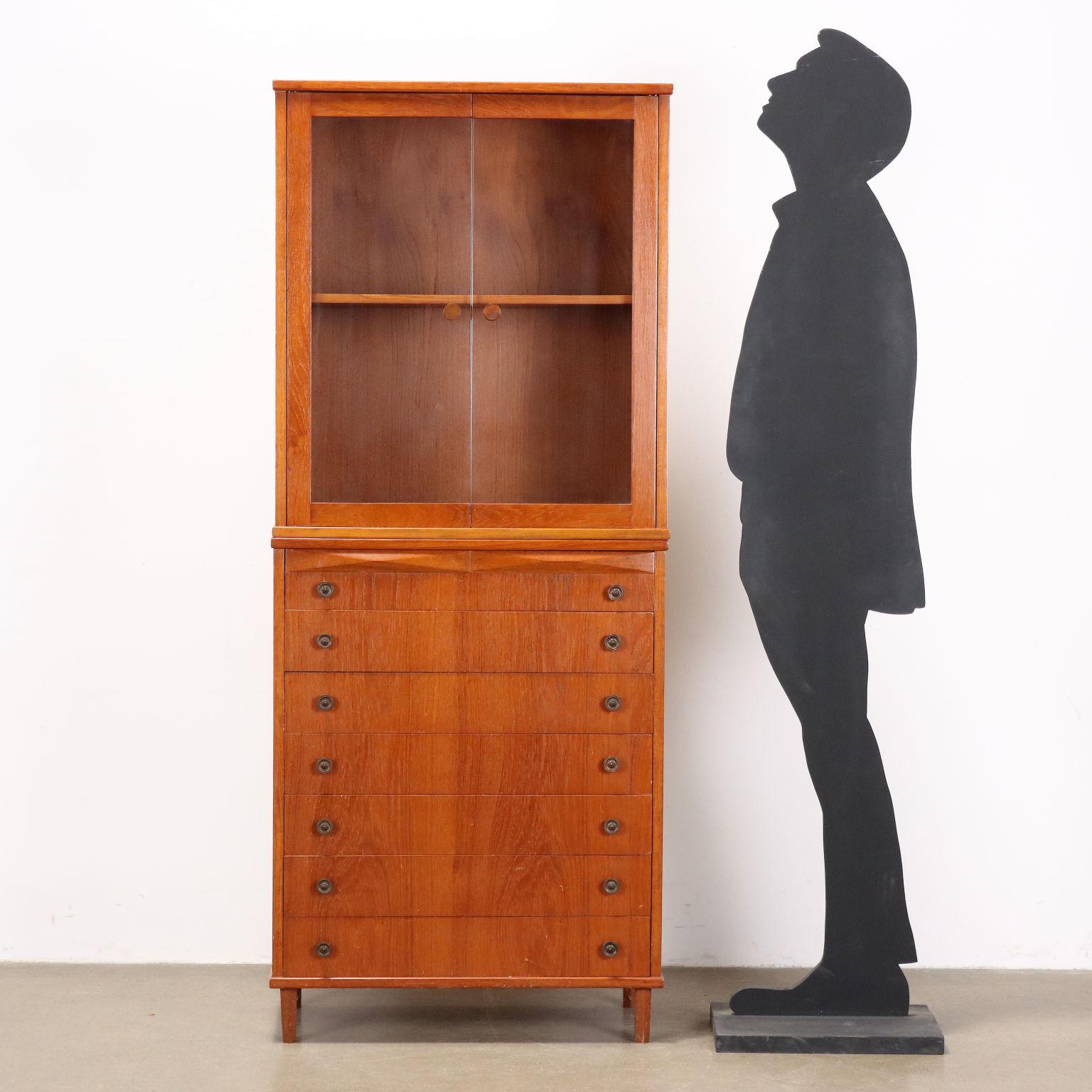 Mobile a doppio corpo, con cassetti a vista e vetrina con ante battenti, legno impiallacciato teak, vetro.