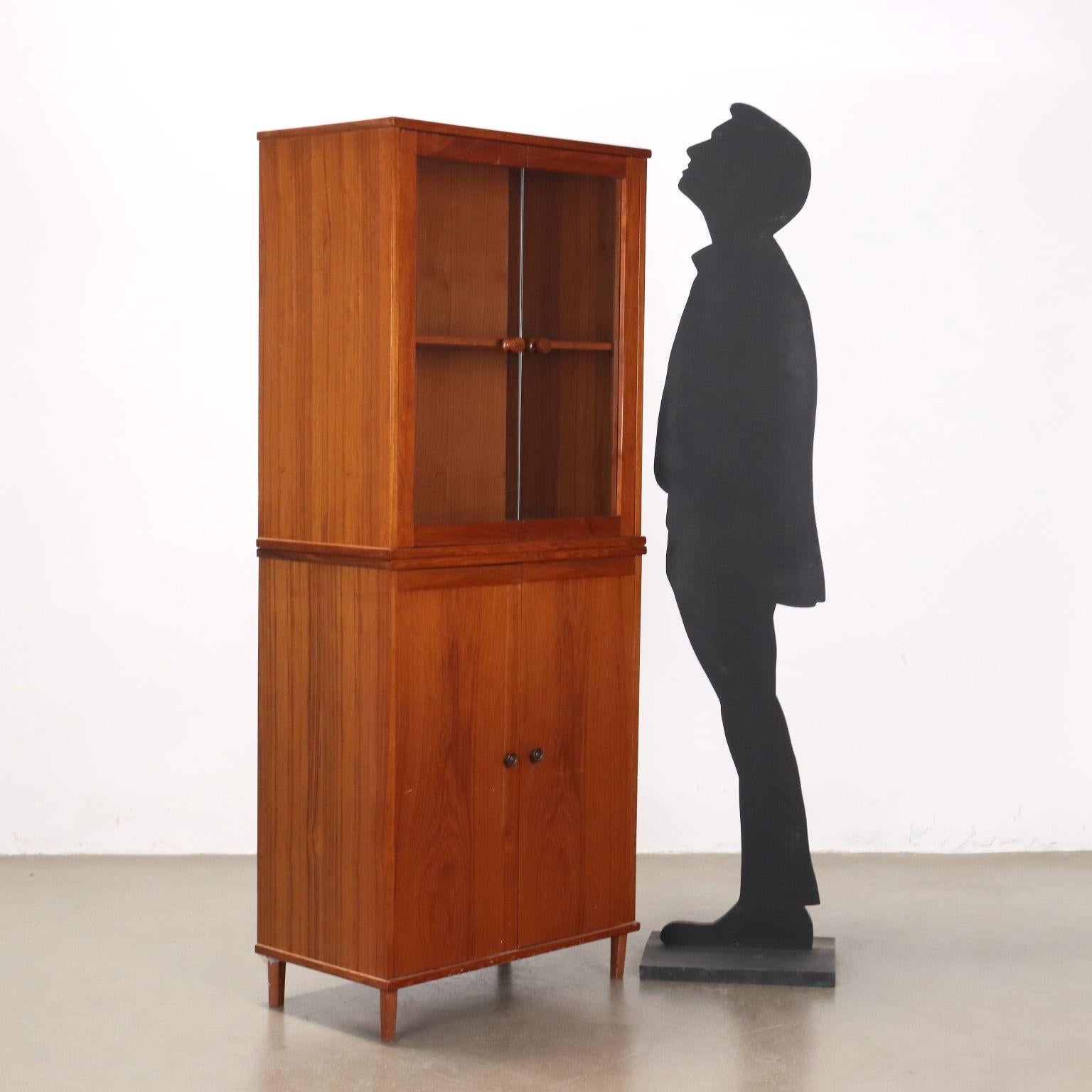 Doppelwandiger Schrank mit sichtbaren Schubladen und Vitrine mit Flügeltüren, Teakholz furniert, Glas.