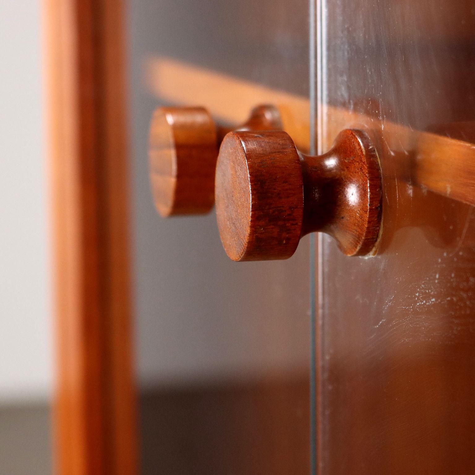 Teakholz-Vitrinenschrank 1960er Jahre im Zustand „Gut“ im Angebot in Milano, IT