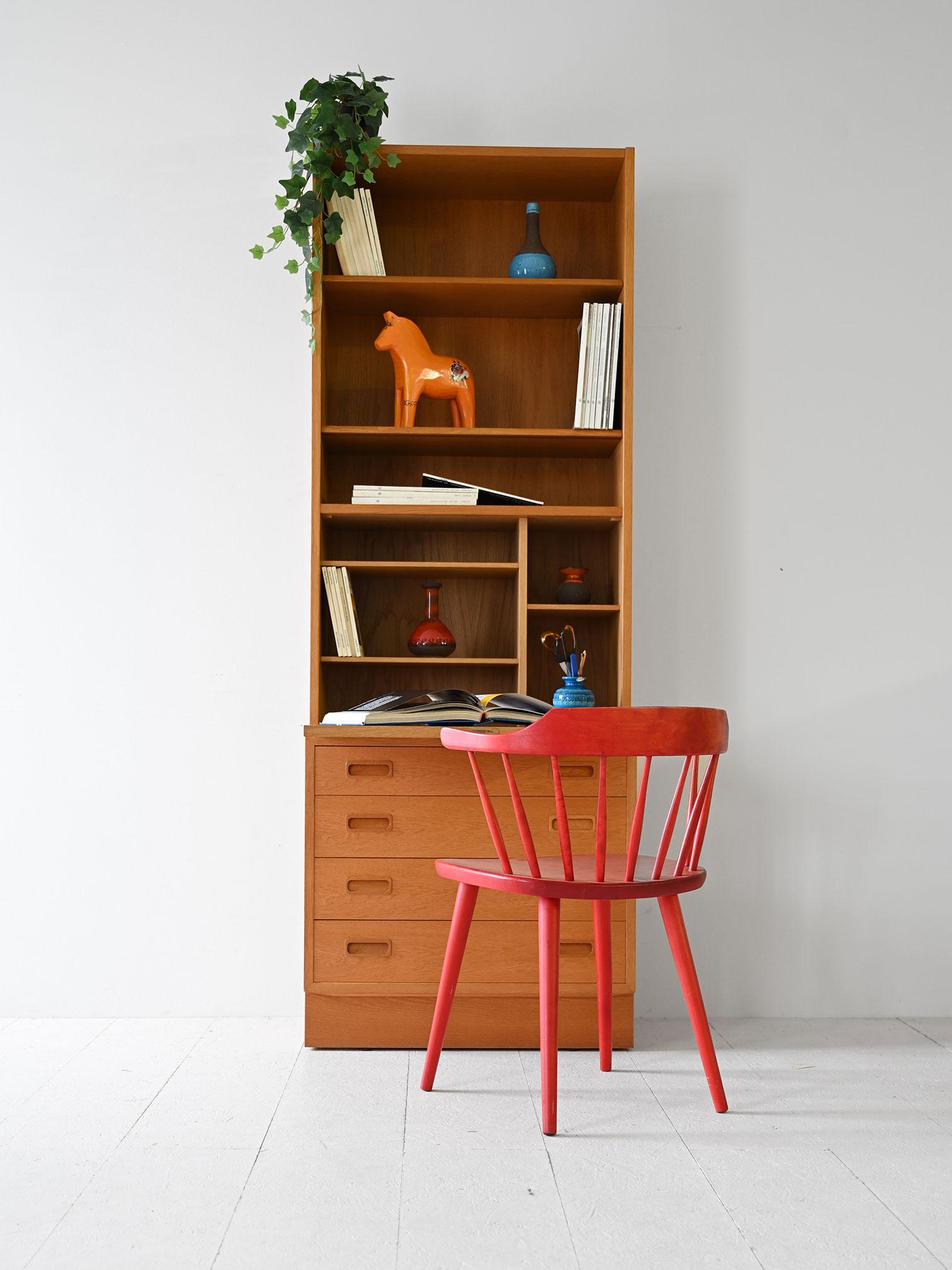 Mobile vintage in rovere con una pratica combinazione di cassetti e vano a giorno con ribalta. 

Grazie al piano a ribalta si trasforma in una comoda postazione per lo smart working. È ideale per chi desidera aggiungere un tocco di eleganza senza