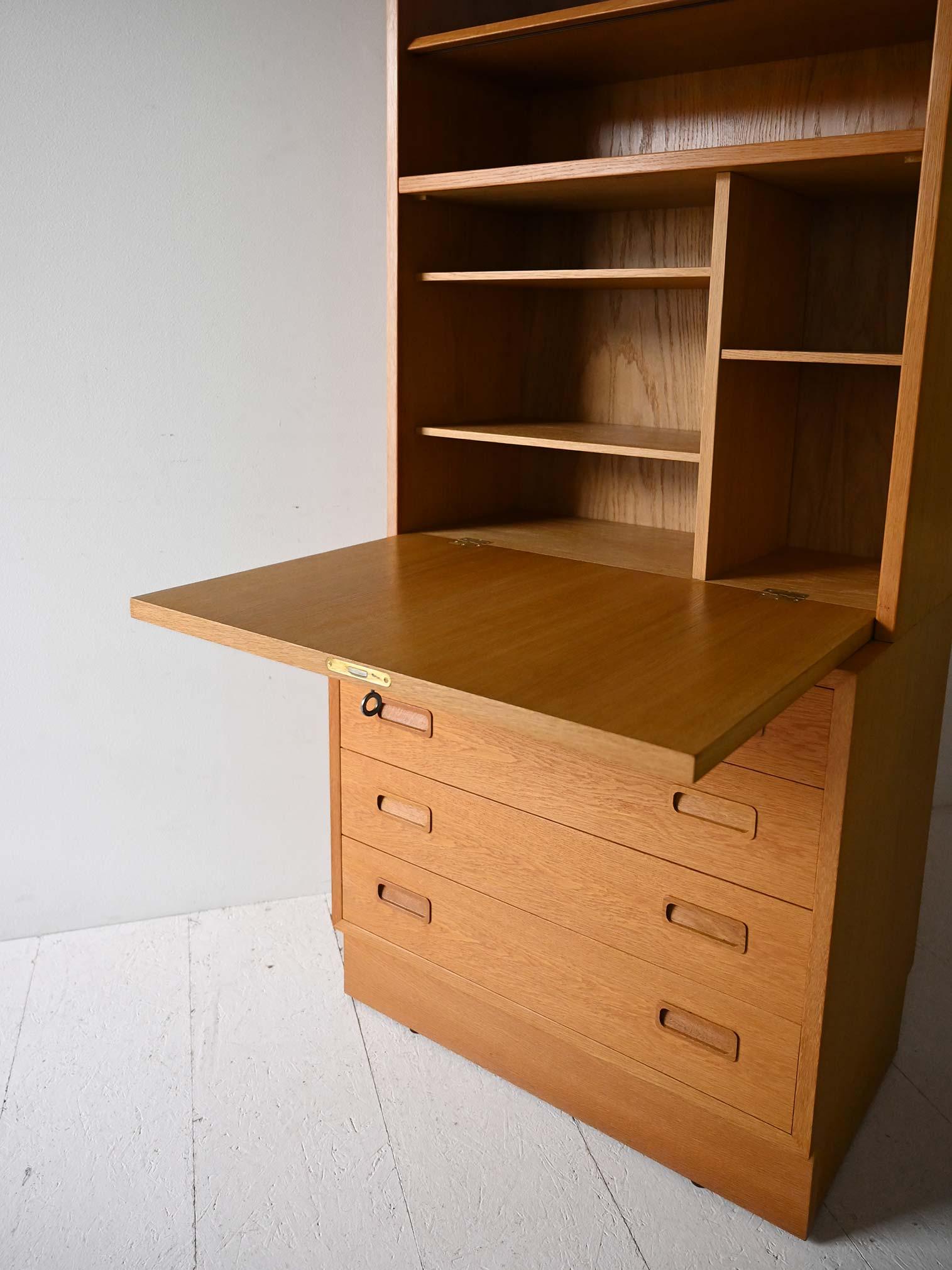 Legno Mobile vintage con cassetti e scrittoio in vendita