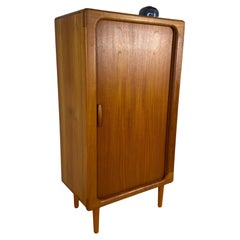 Mobile Vintage Dyrlund in Teak con Anta a Scomparsa – Design Danese Anni ’60