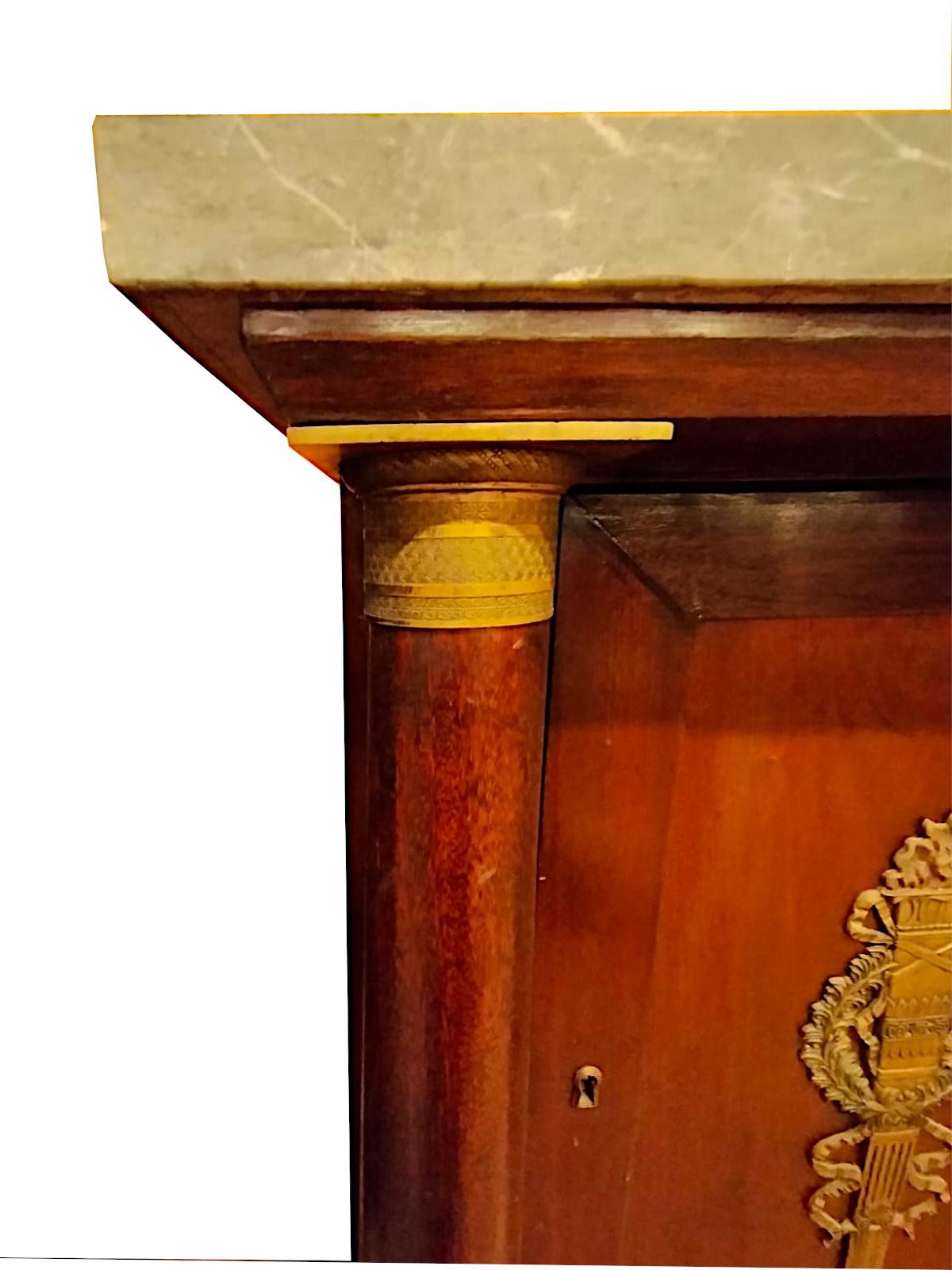 French Mobiletti impero francesi in Mogano con fregi in bronzo e piano in un bel marmo For Sale