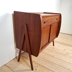 Mobiletto in teak di Poul Volther – design danese anni ’60