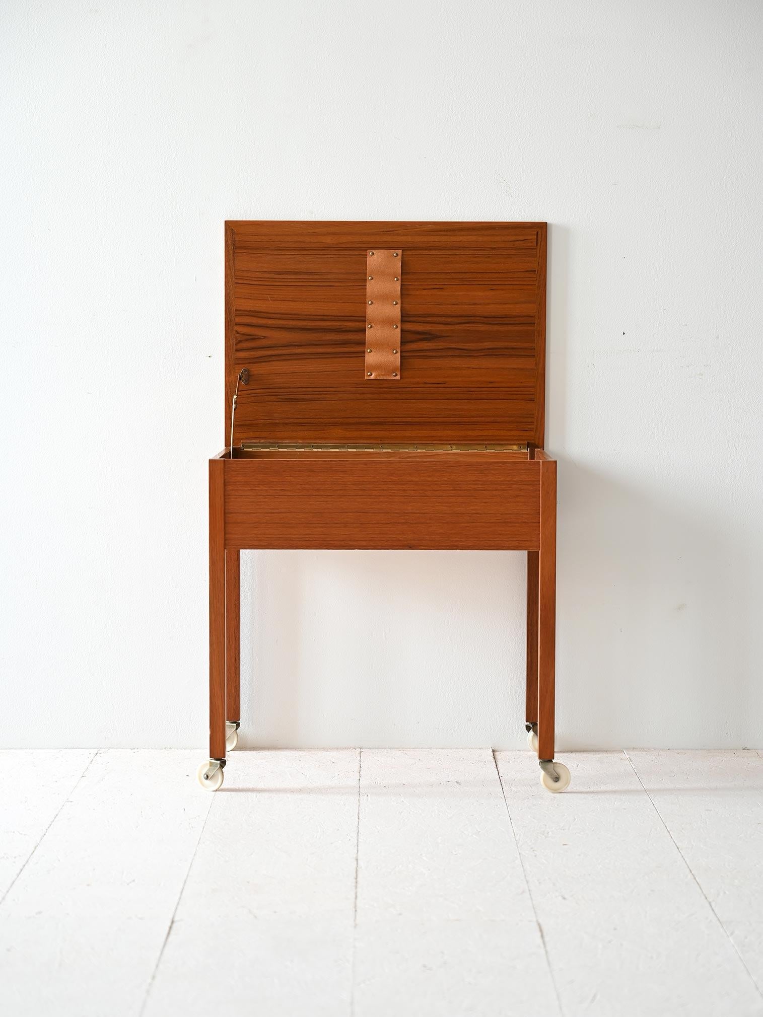 Scandinave moderne Armoire scandinave en teck des années 1950 avec compartiments en vente