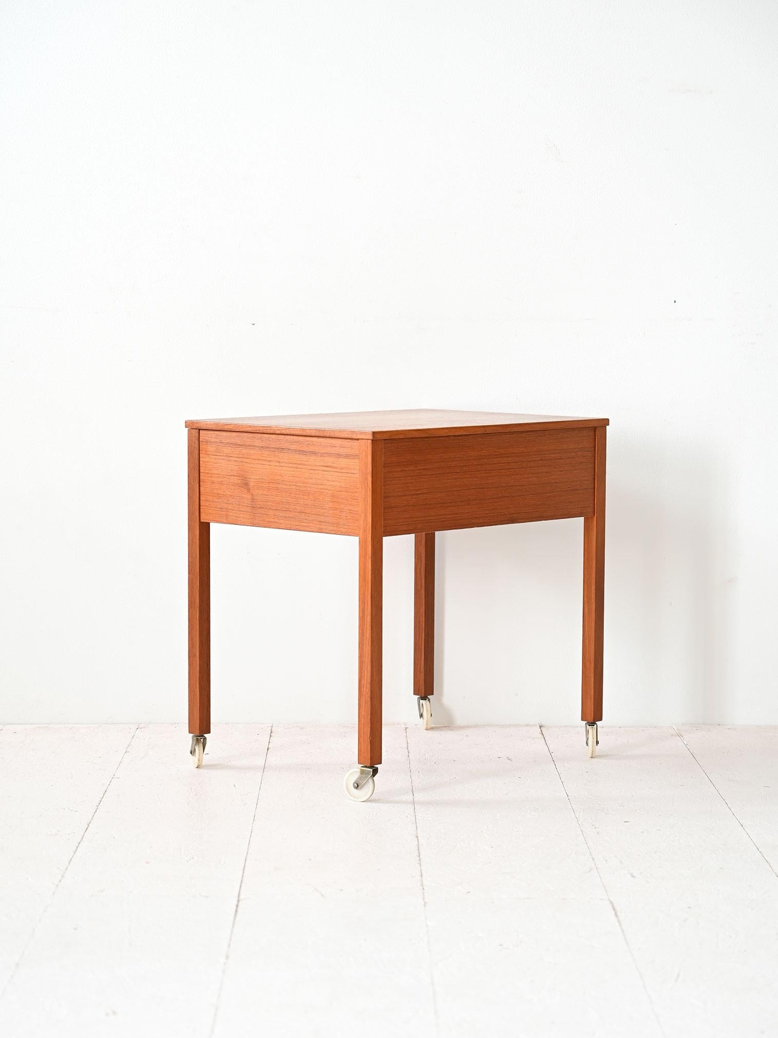 Scandinavian Armoire scandinave en teck des années 1950 avec compartiments en vente
