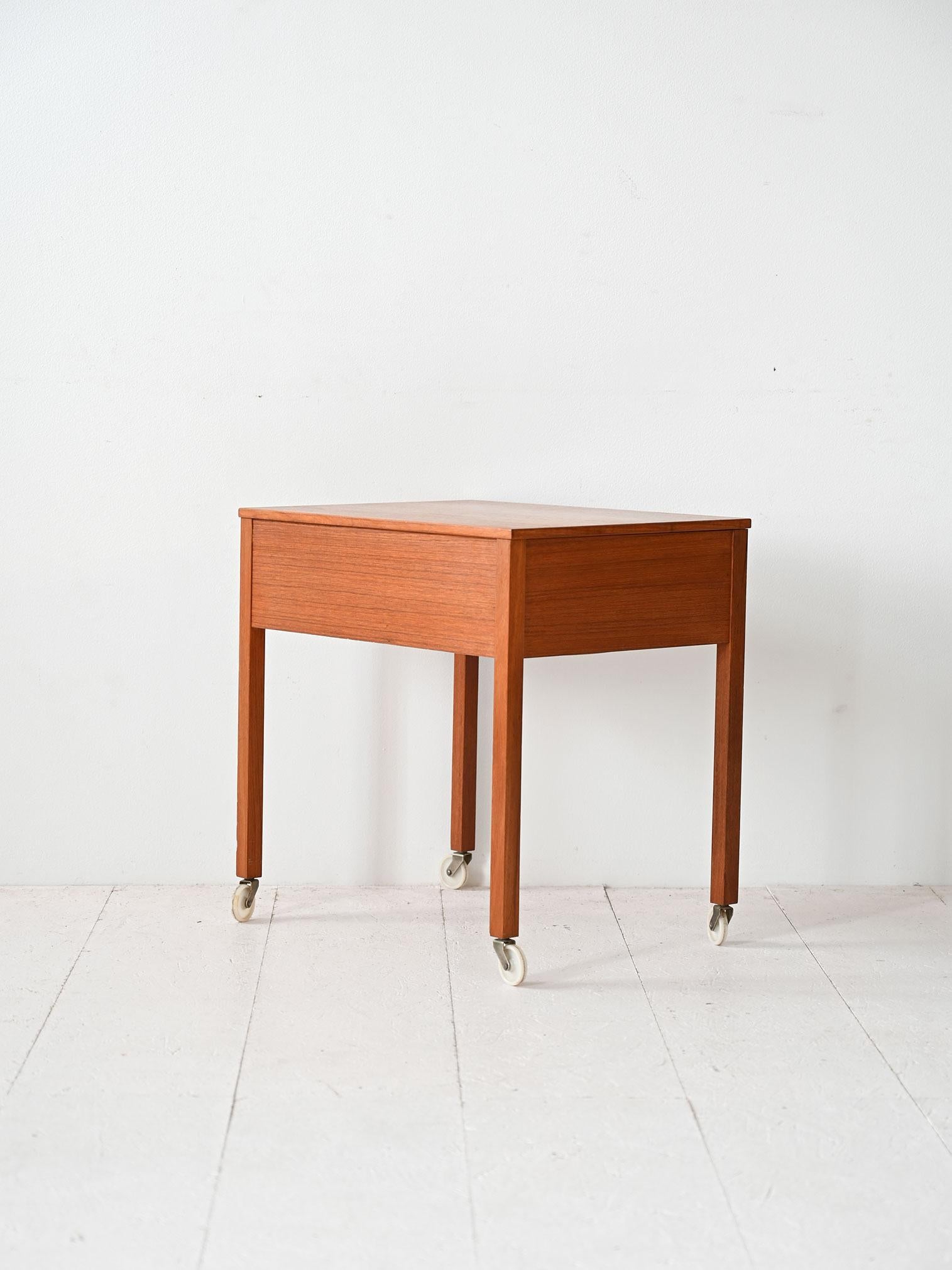 Armoire scandinave en teck des années 1950 avec compartiments Bon état - En vente à Brescia, IT