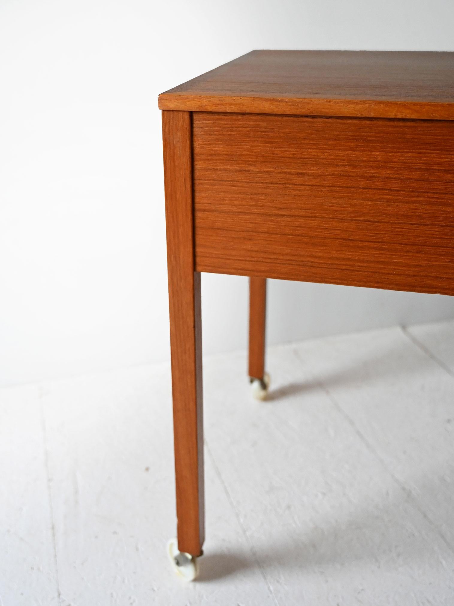 Mid-20th Century Armoire scandinave en teck des années 1950 avec compartiments en vente