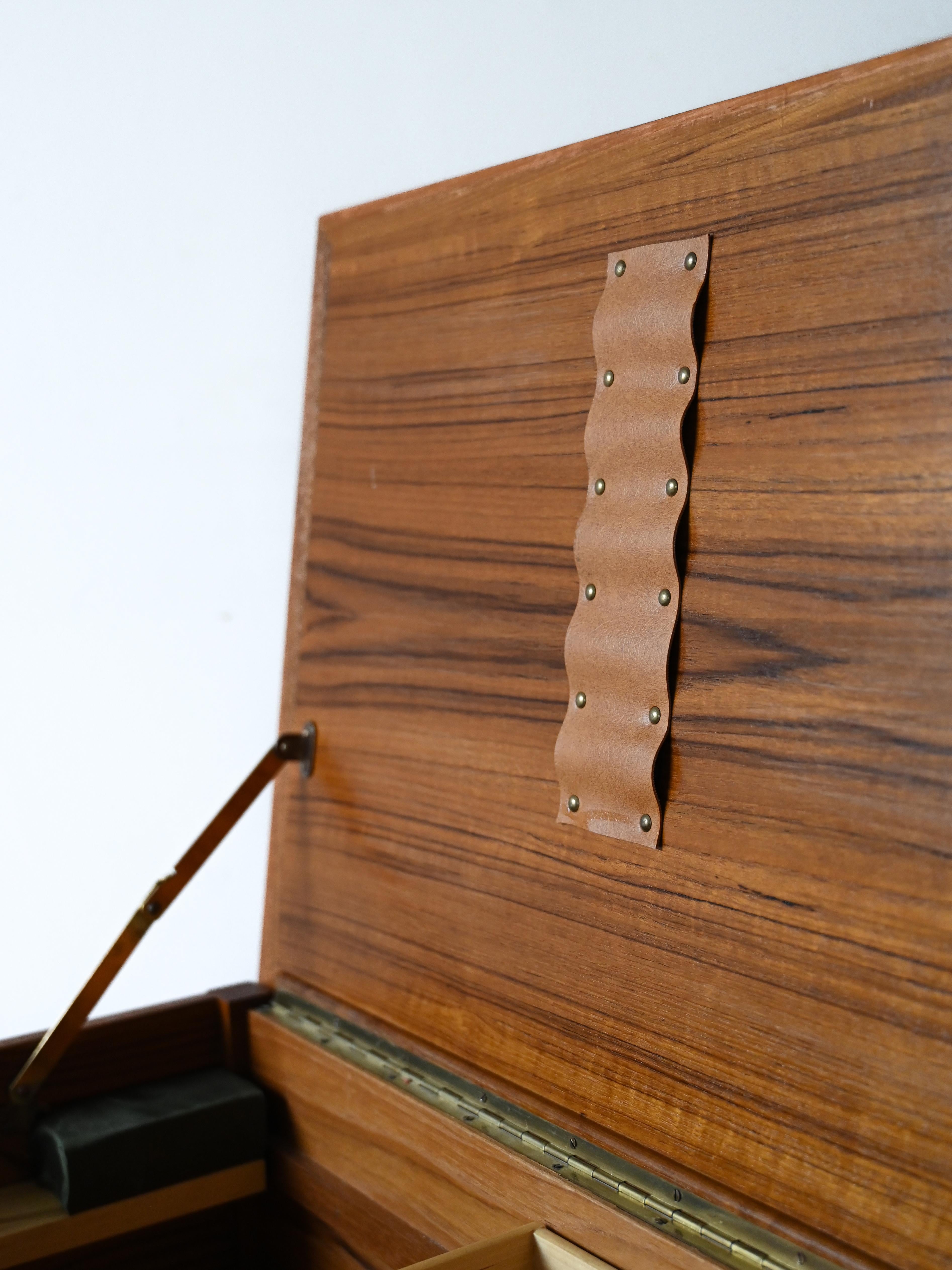 Armoire scandinave en teck des années 1950 avec compartiments en vente 1