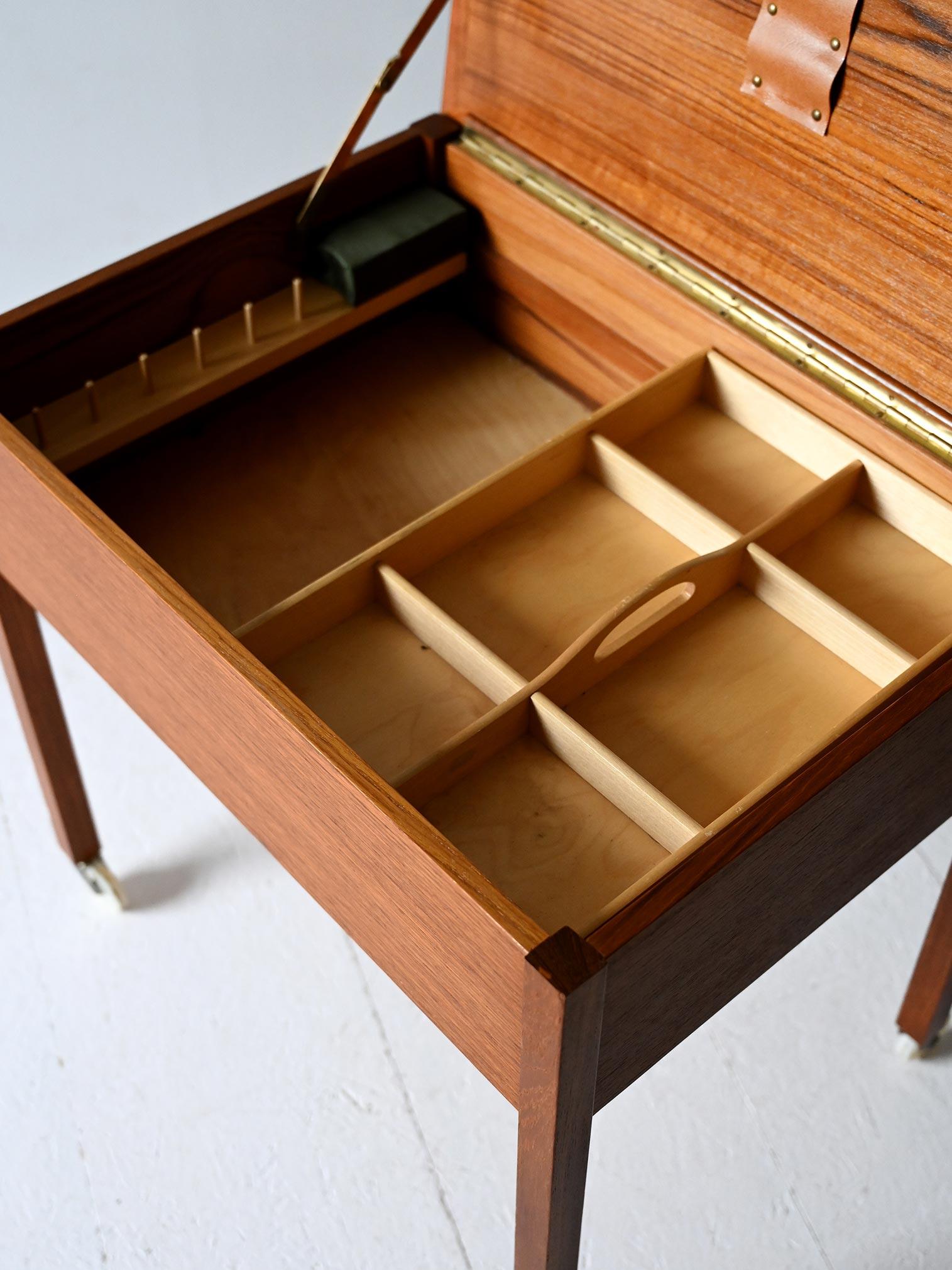 Armoire scandinave en teck des années 1950 avec compartiments en vente 2
