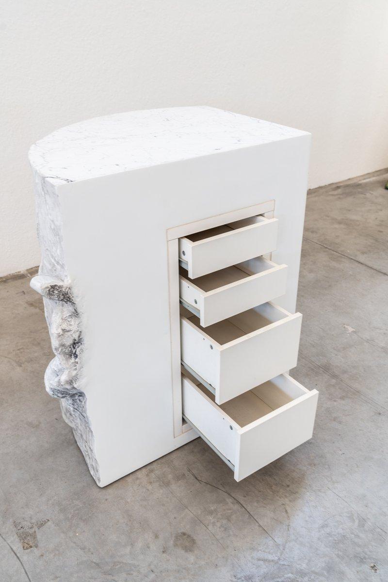 Mueble escultural de mármol de Carrara Moderno en venta