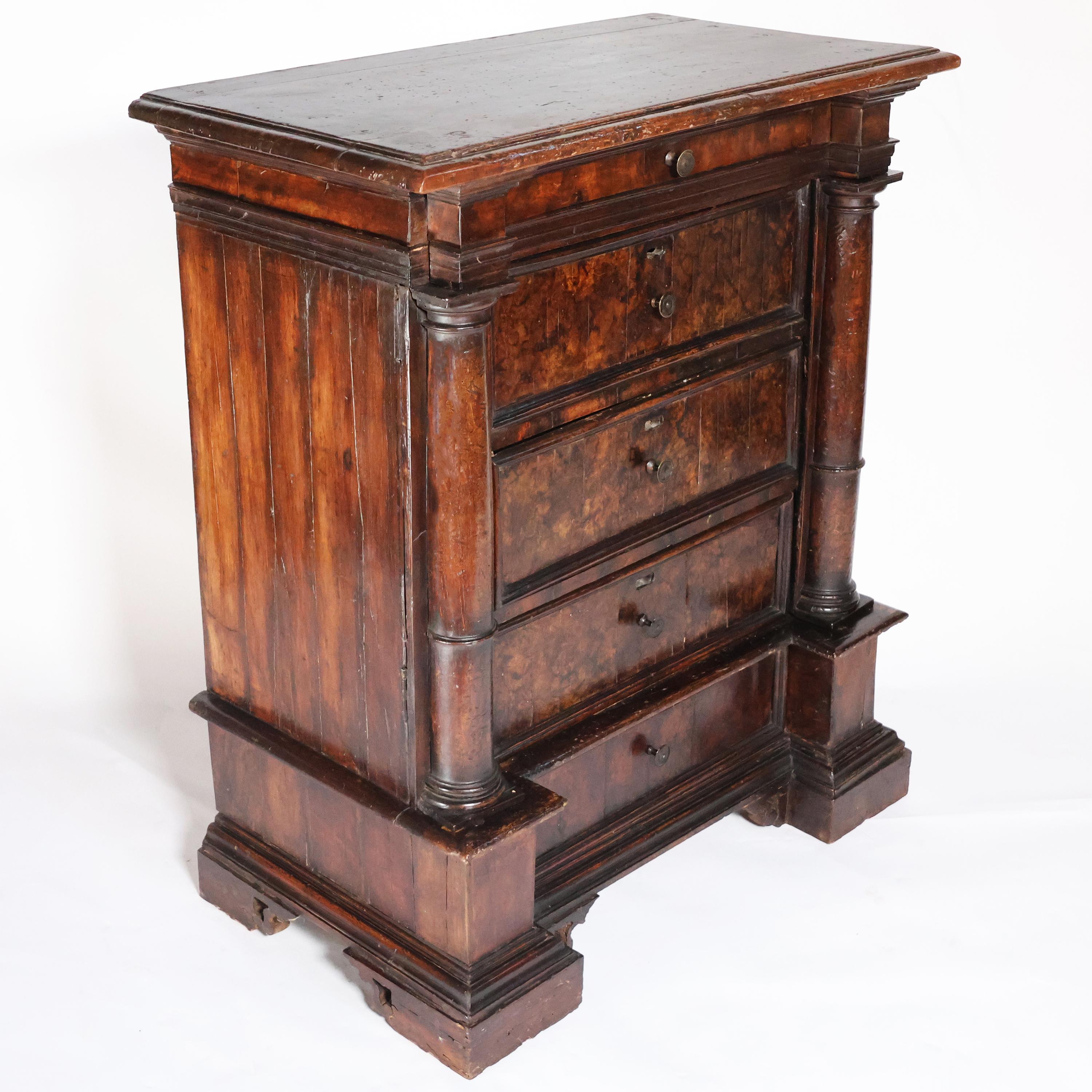 Description
Petite armoire à compartiments secrets en bois de peuplier et racine de noyer, Toscane, fin XVIe siècle début XVIIe siècle. Meuble composé de cinq tiroirs superposés plaqués de ronce de noyer, le premier tiroir dissimule deux secrets