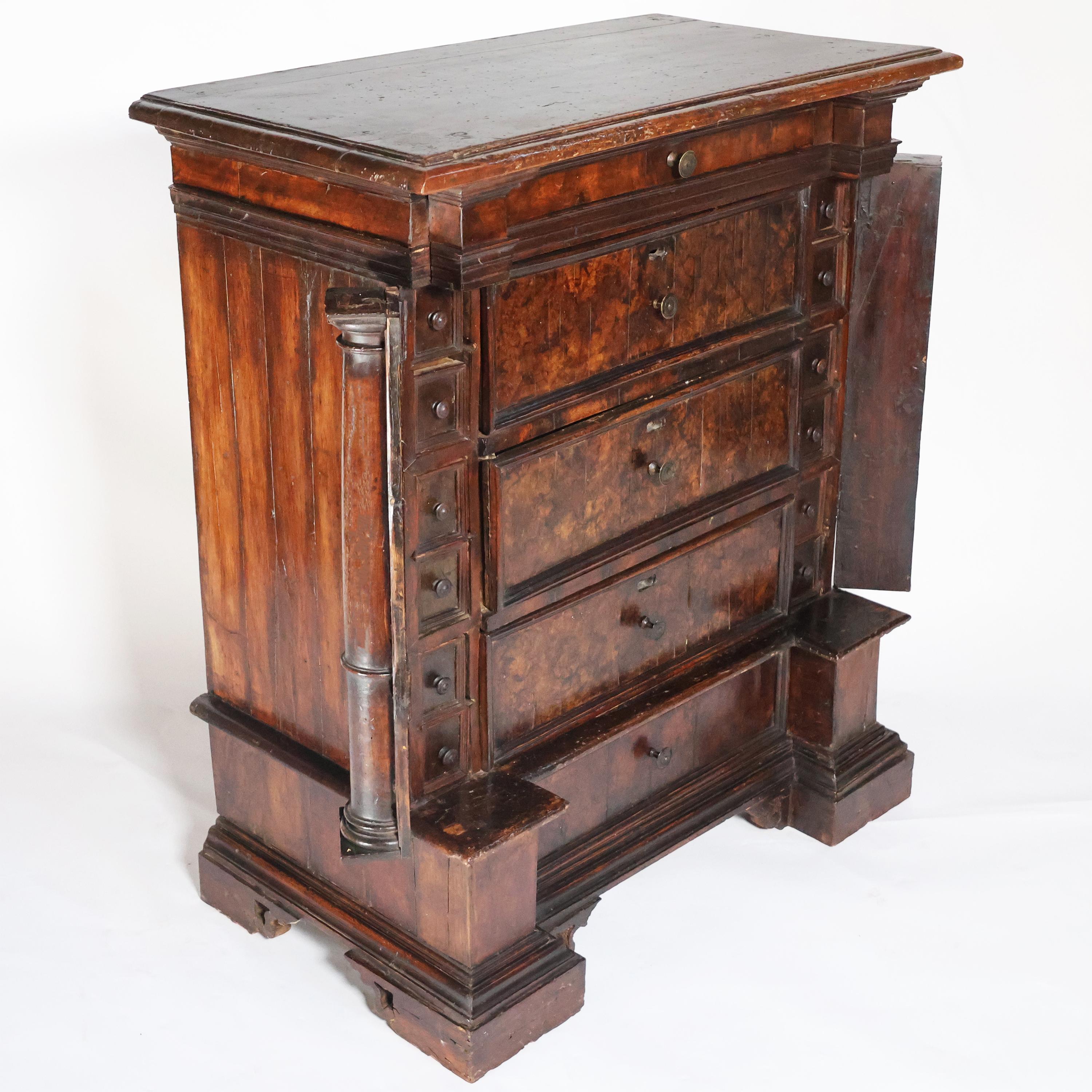 Renaissance Cabinet à compartiments secrets, Toscane, fin du XVIe siècle début du XVIIe siècle en vente