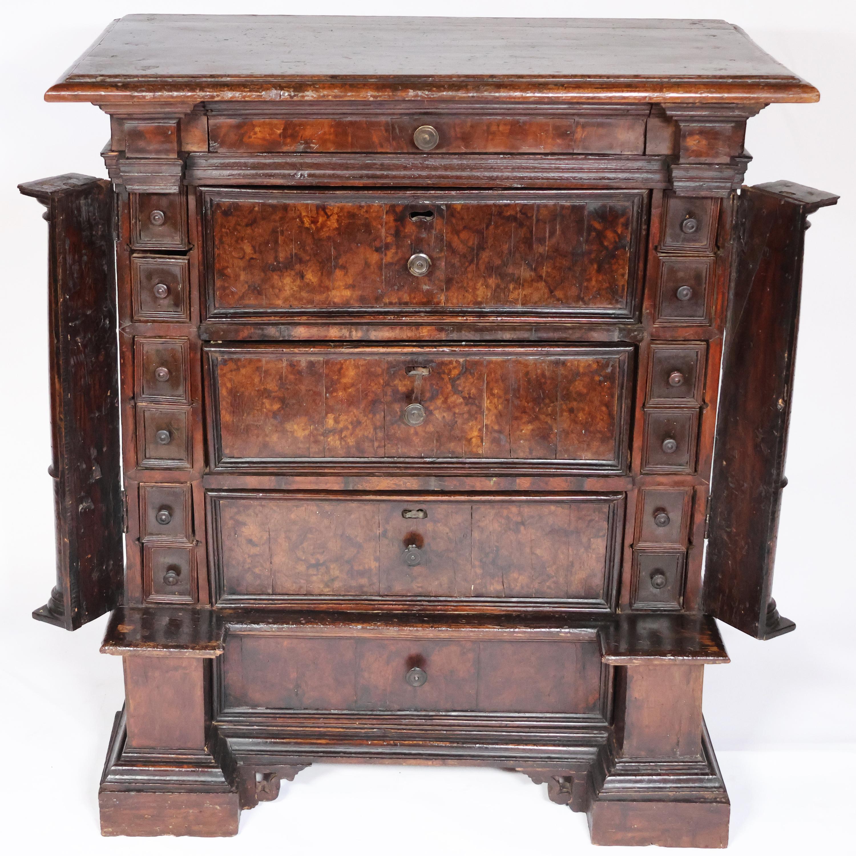 17th Century Cabinet à compartiments secrets, Toscane, fin du XVIe siècle début du XVIIe siècle en vente