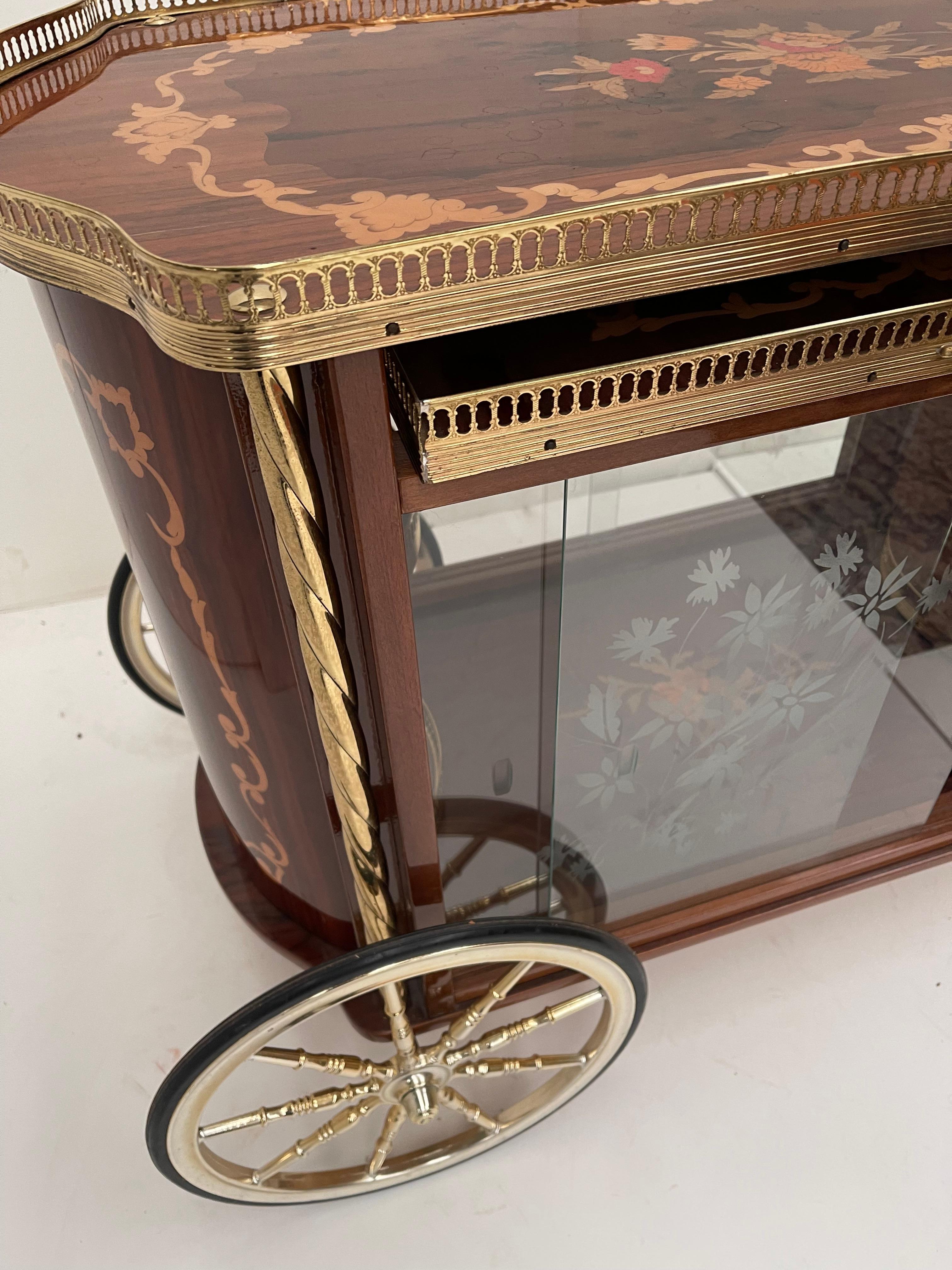 Italian Majestuoso carrello bar in ottone e legno intarsiato For Sale