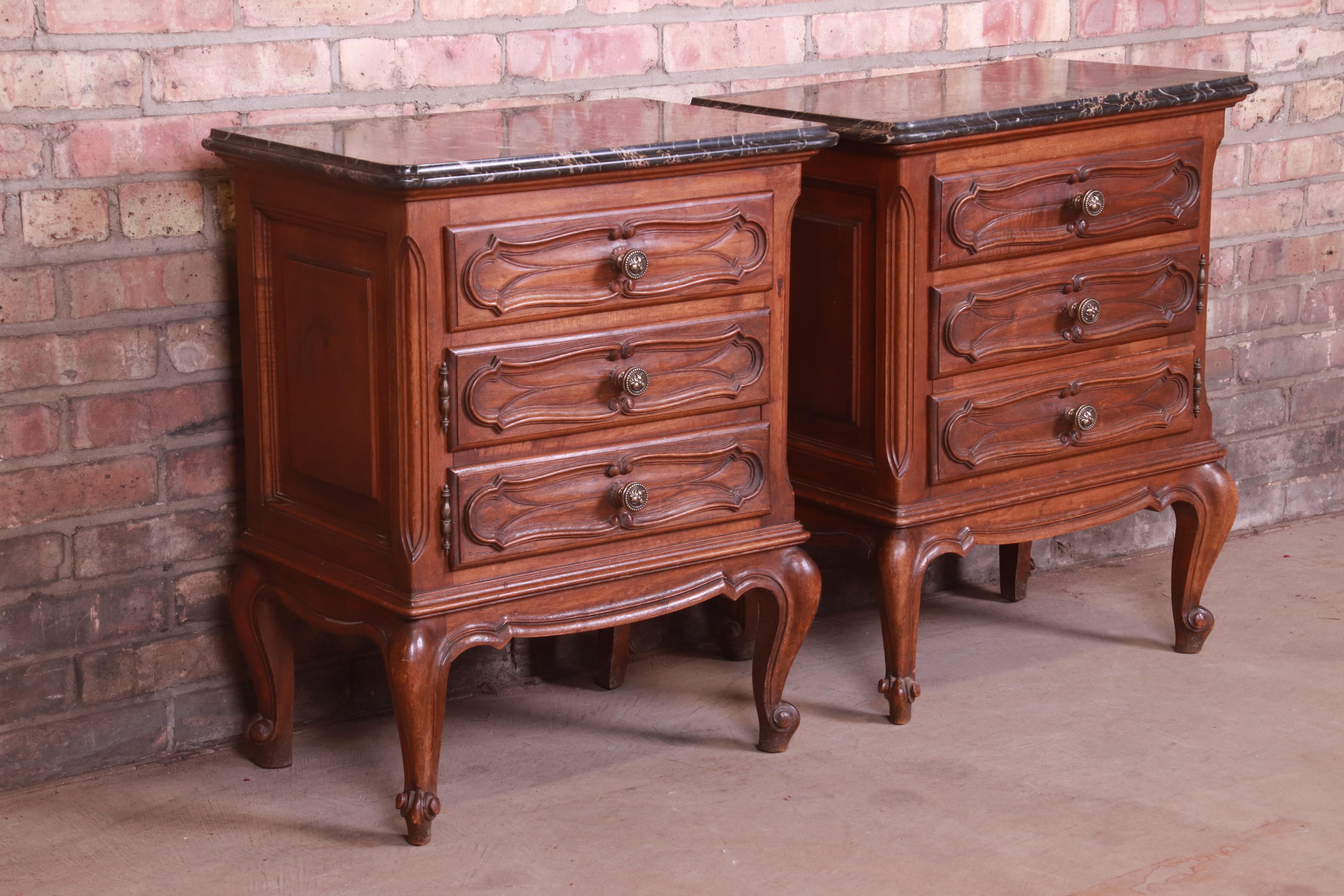 Mobili Barovero Italian Provincial Carved Walnut Marble Top Nightstands, Pair In Good Condition In South Bend, IN