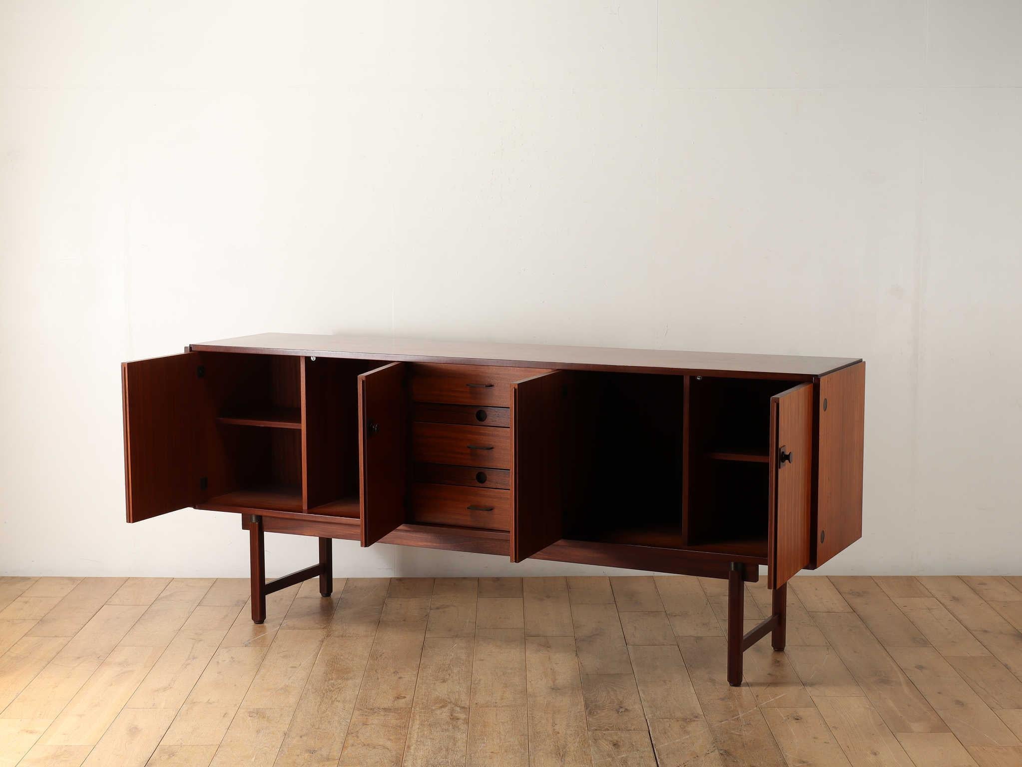 On estime que ce buffet a été fabriqué en Italie au milieu du siècle.Il peut être utilisé comme buffet sous n'importe quelle forme, par exemple comme meuble TV.Les portes s'ouvrent pour révéler un grand espace de rangement permanent, qui peut être