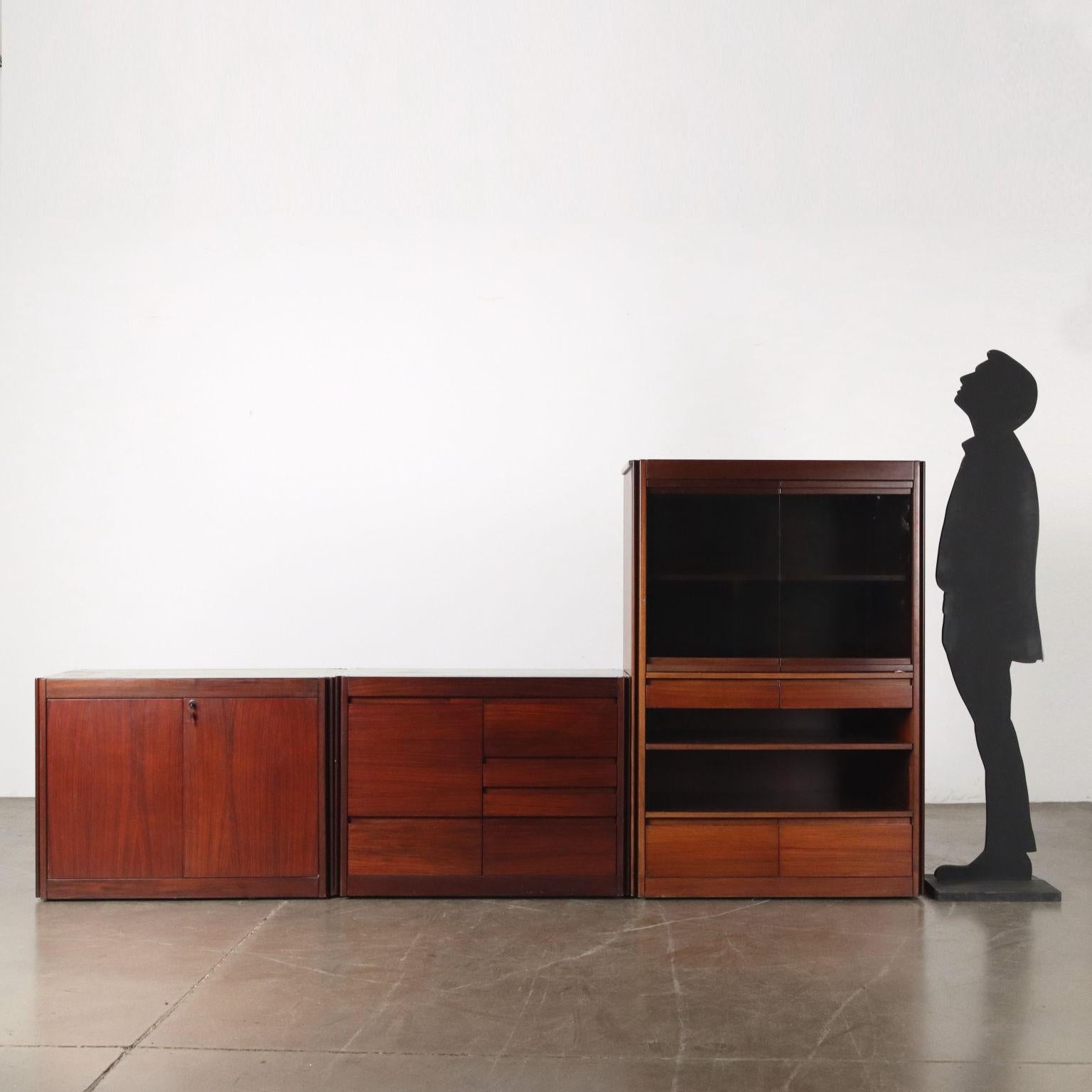 Mobili componibili della serie 4D per Molteni, con elementi contenitore ad ante battenti e cassetti, legno impiallacciato legno esotico e piani in marmo, tutti e 3 i mobili presentano delle piccole ruote alla base. 