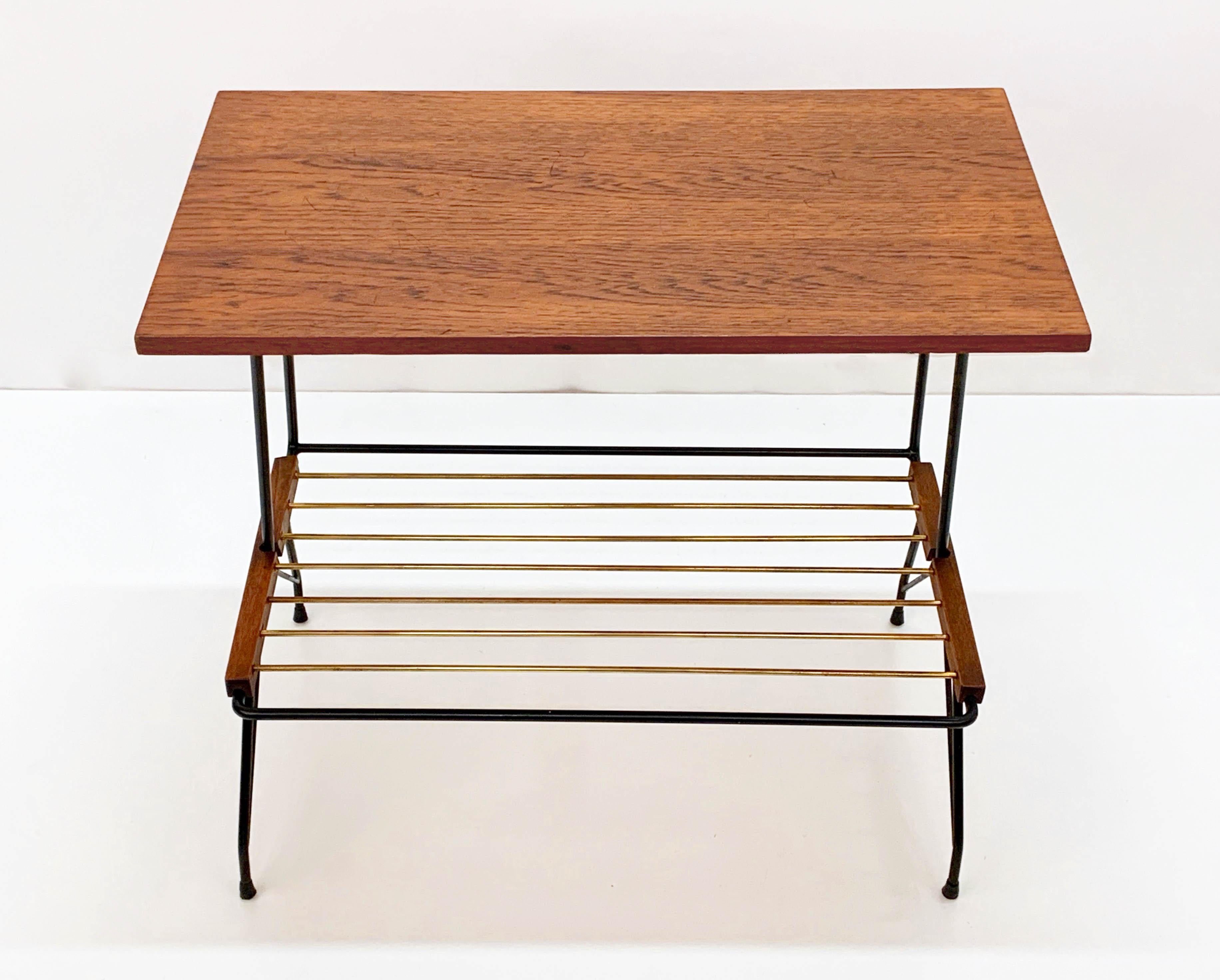 Wonderful midcentury coffee wooden, brass and black metal coffee table. This console table was produced in Italy during the 1950s and produced by Mobili Pizzetti Roma.

It is a rare and elegant wood and black metal end table with a brass magazine
