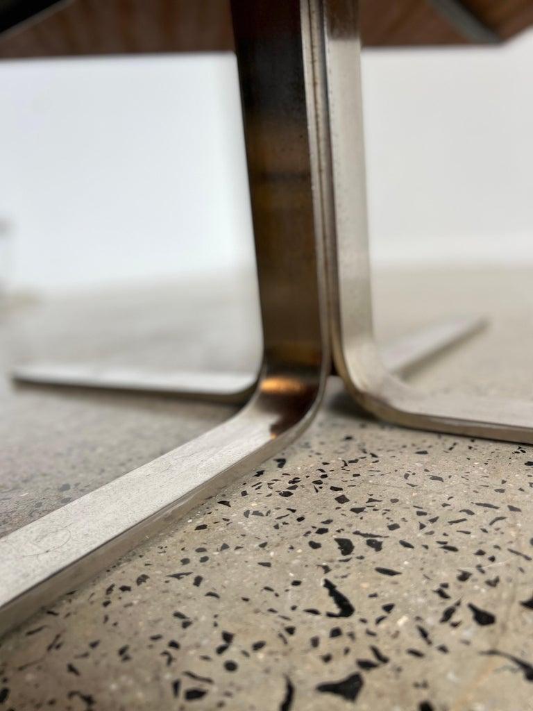 Mesa de centro cuadrada Mobiltecnica Torino de madera de teca con base de acero cromado.