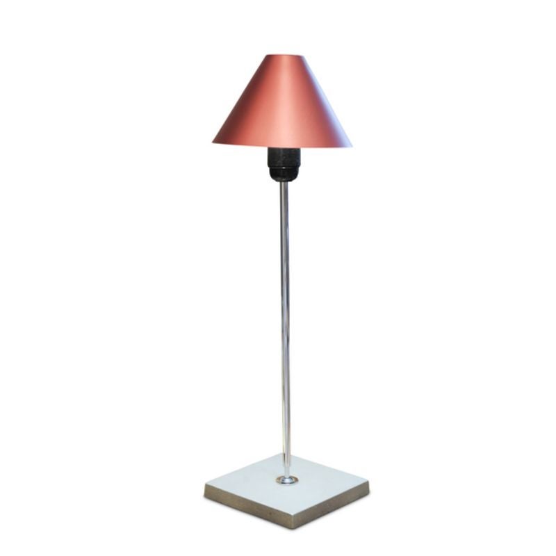 Mobles 114 Gira Positional Table Lamp Designed By Ferrer, Massana And Tremoleda Made In Spain 1970s

Lamp and shade adapt to several positions, the item was designed in 1978 by Ferrer, Massana and Tremoleda and manufactured by Mobles 114. The