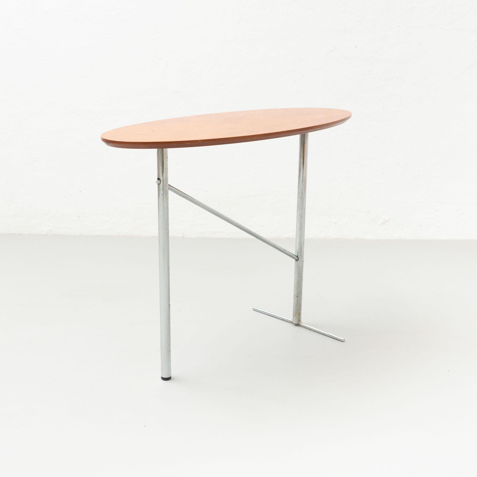 Side table designed by Mobles 114, circa 1980.
Founded in 1973, Mobles 114 is a company based in Barcelona that specializes in producing contemporary furniture and fittings. Their mission is to create products that improve the quality of public
