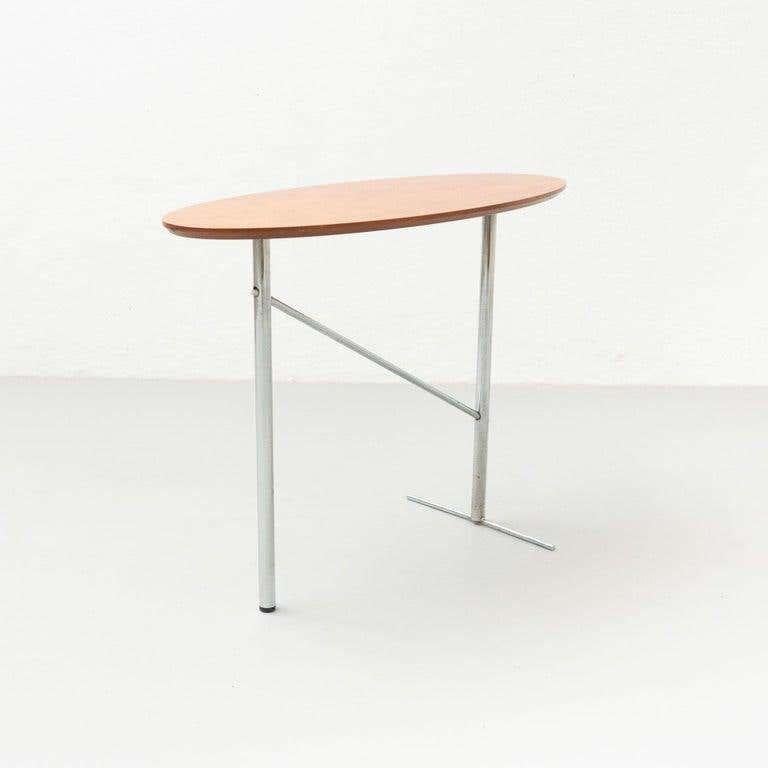 Mobles 114 Wood and Metal Side Table, circa 1980 In Good Condition For Sale In Barcelona, Barcelona