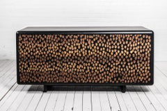 Mobley MK2 Schrank 001 – handgeschnitzter Schrank aus massivem Nussbaumholz