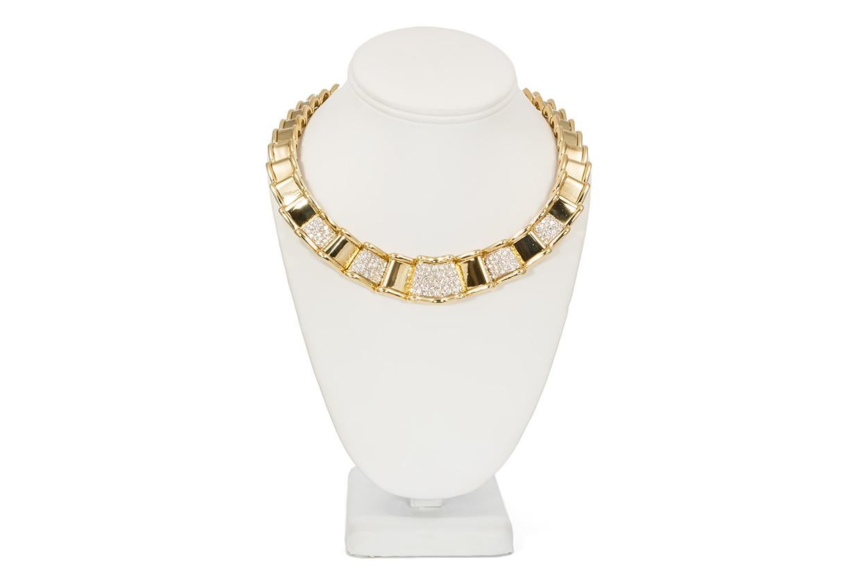 Wir freuen uns:: Ihnen dieses Damen-Schmuckset im Moboco-Stil aus 18 Karat Gelbgold und Diamantband vorzustellen. Dieses einzigartige Set besteht aus einer Halskette:: Ohrringen und einer Uhr im Stil eines verdeckten Armbands:: die alle aus 18 Karat