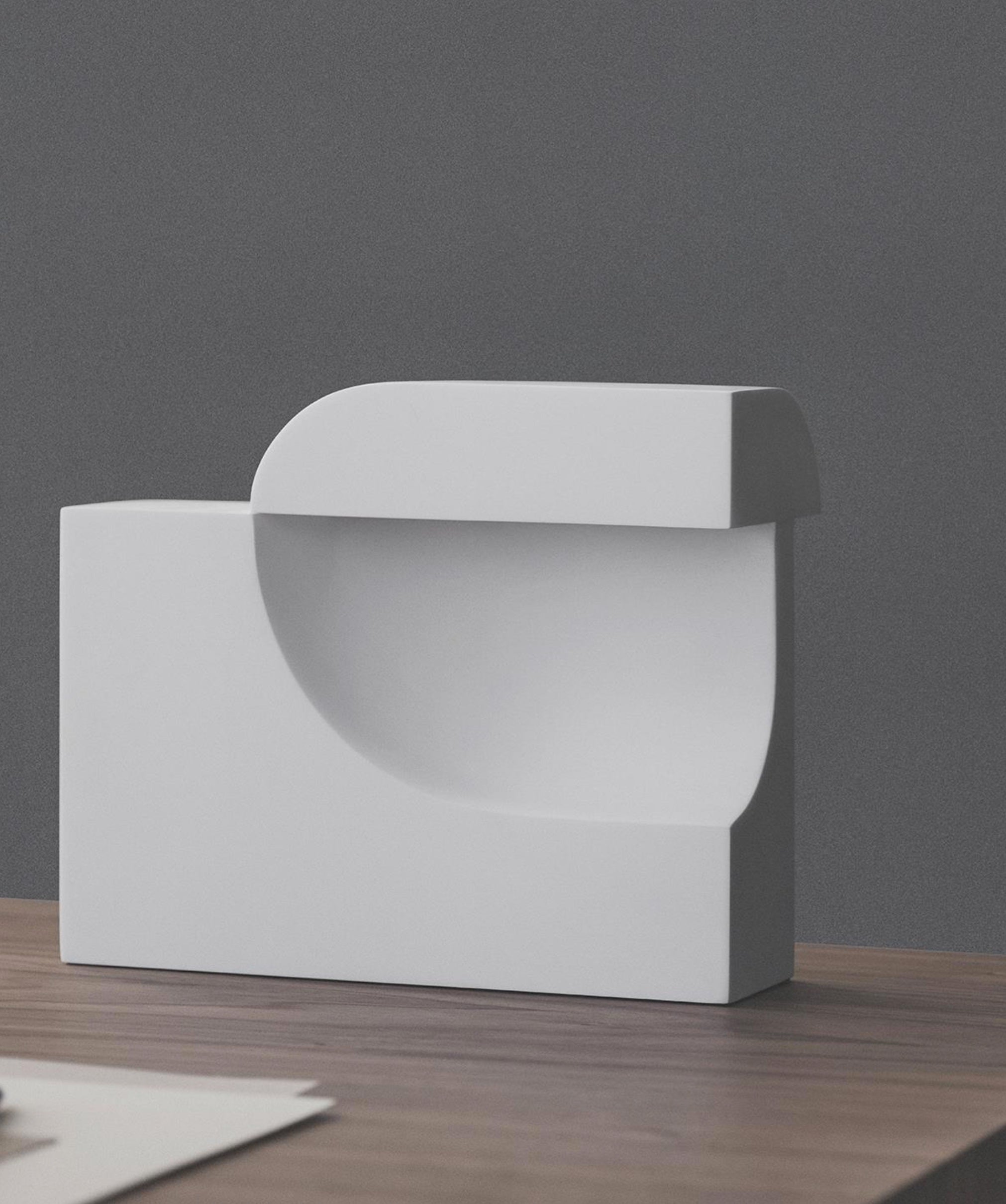 Moby est une lampe de table extraordinairement sculpturale. Rempli de contrastes intrigants, il équilibre une lumière douce et réconfortante avec un design frappant et futuriste. Le vide dans l'élément principal crée une petite calotte dans laquelle