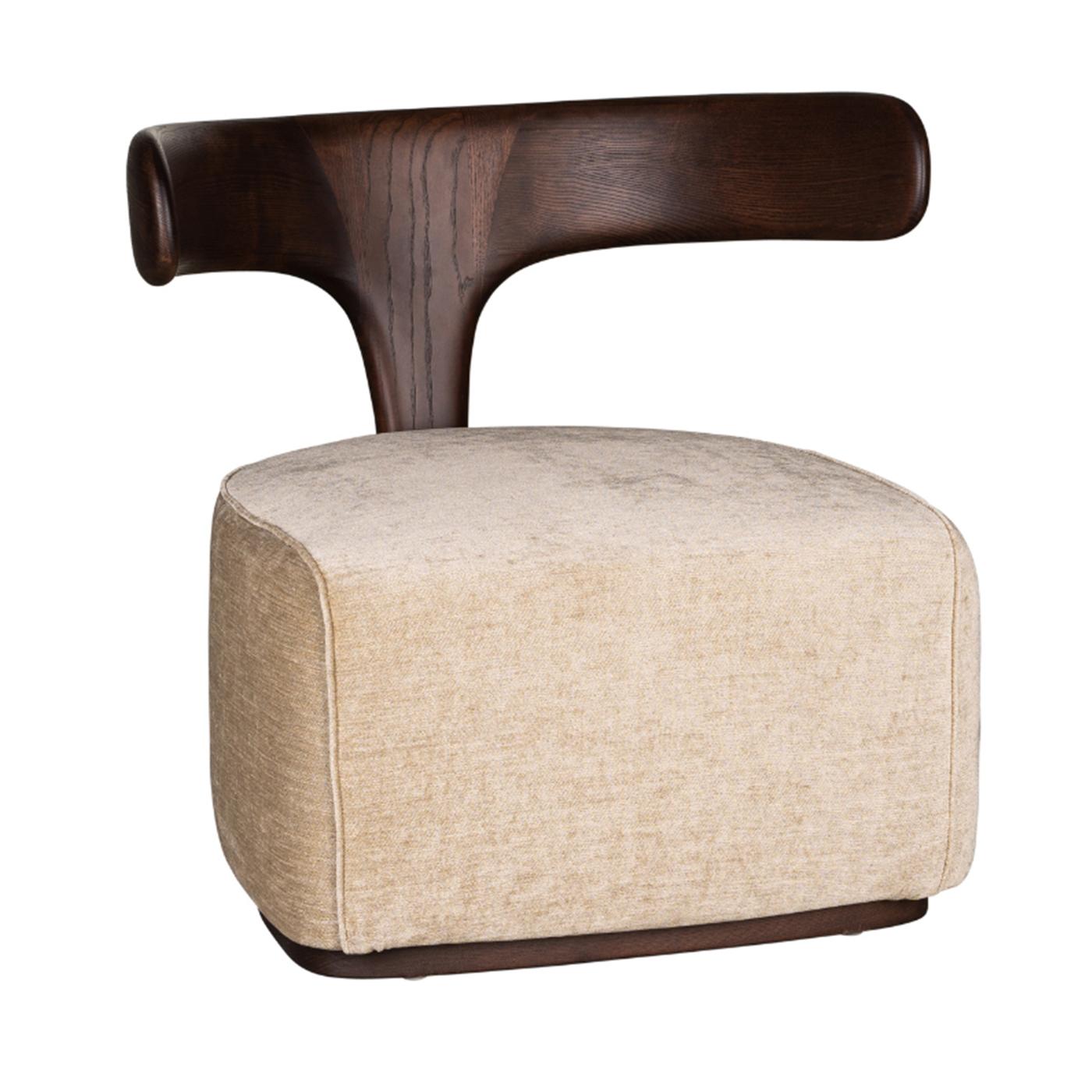Raffinatezza sartoriale e ispirazione ludica convivono in questa squisita poltrona di Libero Rutilo. La struttura in frassino cattura l'attenzione con la sua forma che ricorda la coda di una balena. Nel catalogo Artemest sono disponibili numerose