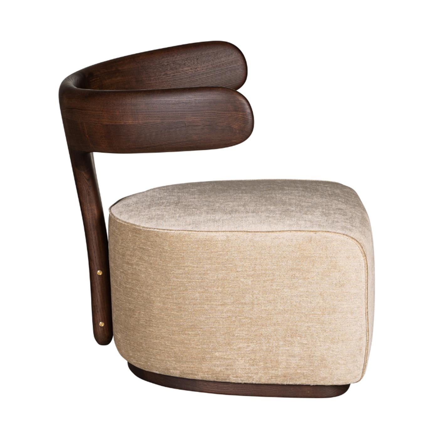Italiano Poltrona rivestita in tessuto Moby Dick Beige di Libero Rutilo in vendita