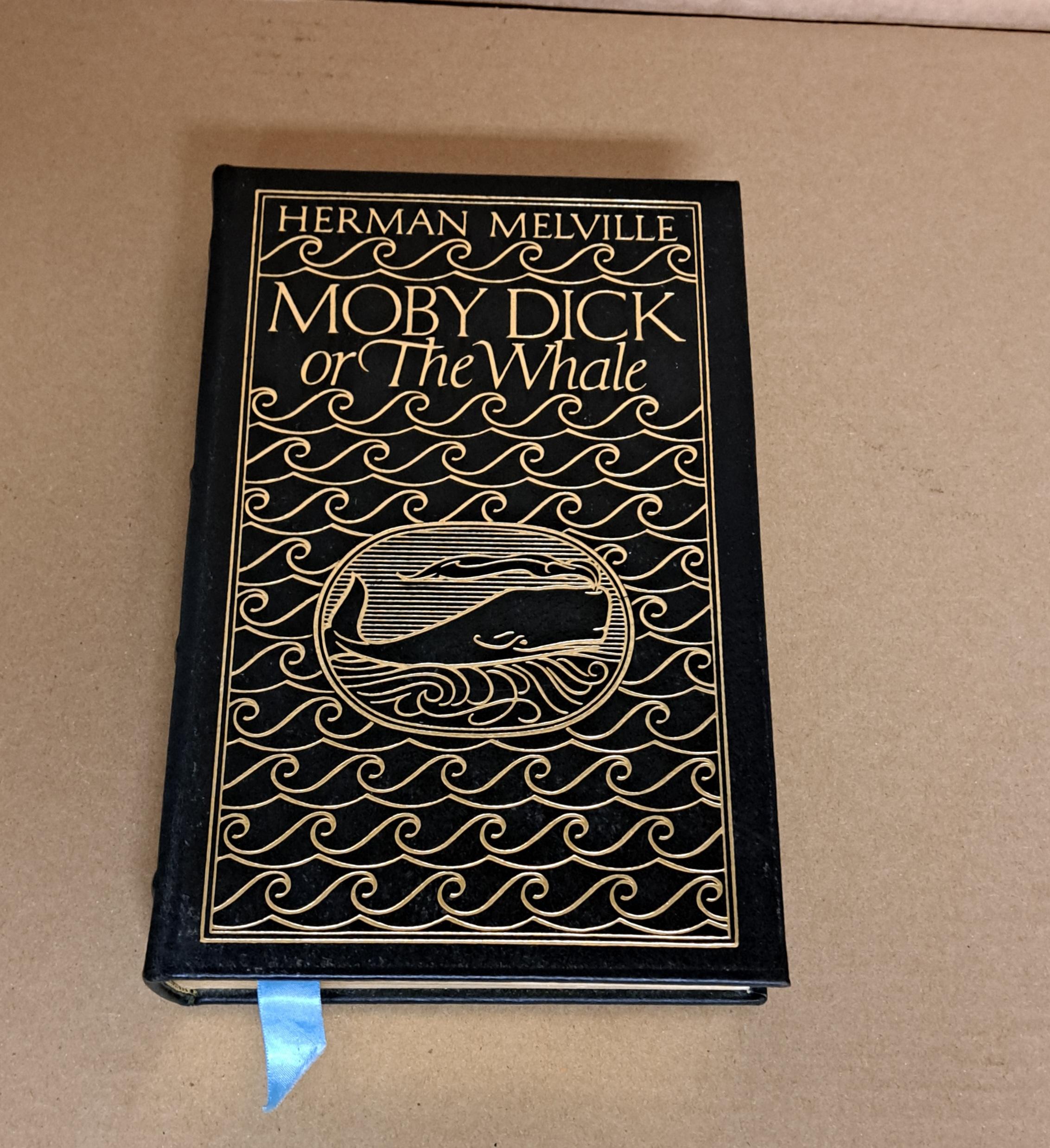 Moby Dick ou la baleine par Herman Melville publié par Easton press 1977.  Livre en cuir avec tranches dorées, papier de qualité archive.  Fait partie des 100 plus grands livres jamais écrits. Bon état pouvant présenter quelques imperfections.